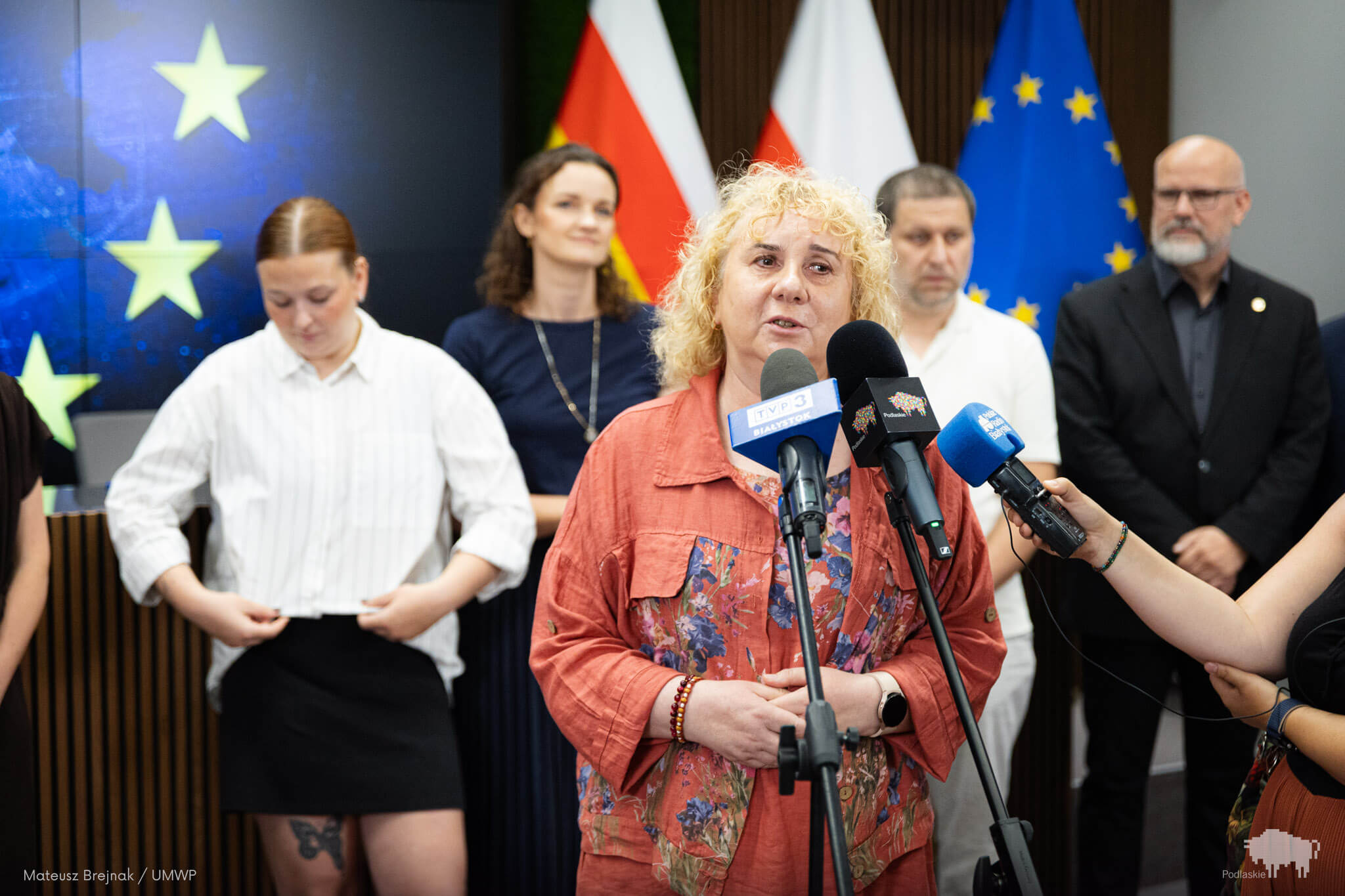 Kobieta zabiera głos podczas konferencji prasowej