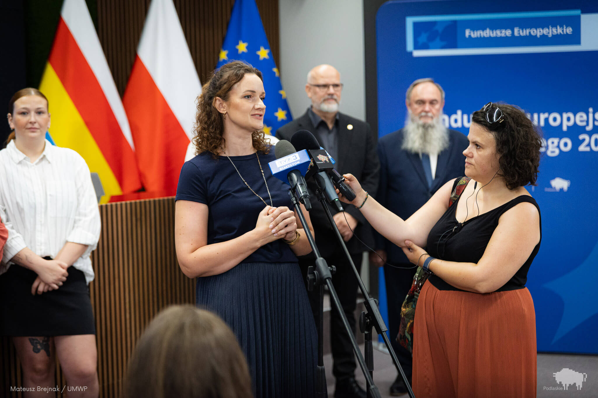 Kobieta zabiera głos podczas konferencji