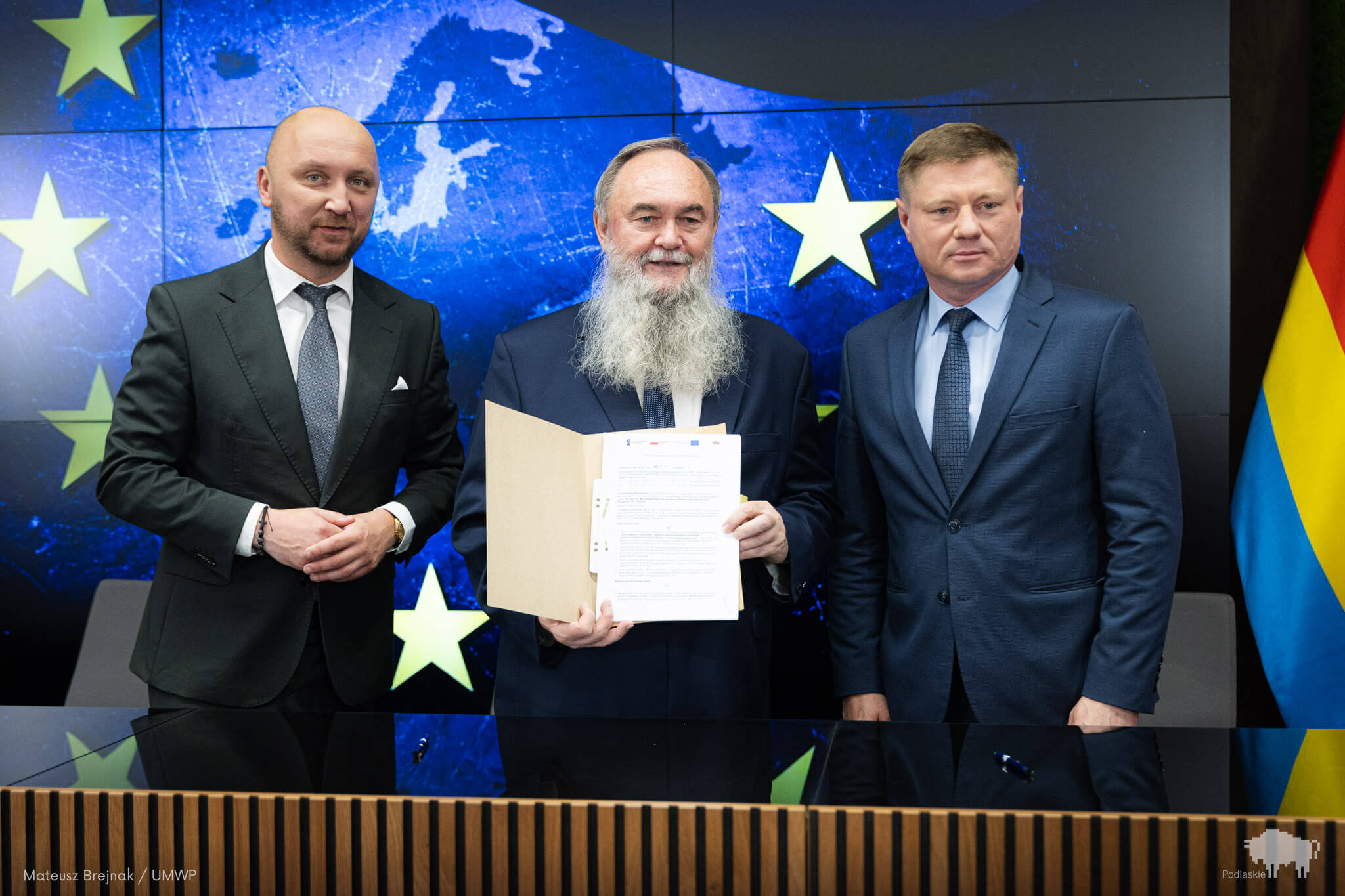 Sygnatariusze umowy pozują do pamiątkowego zdjęcia