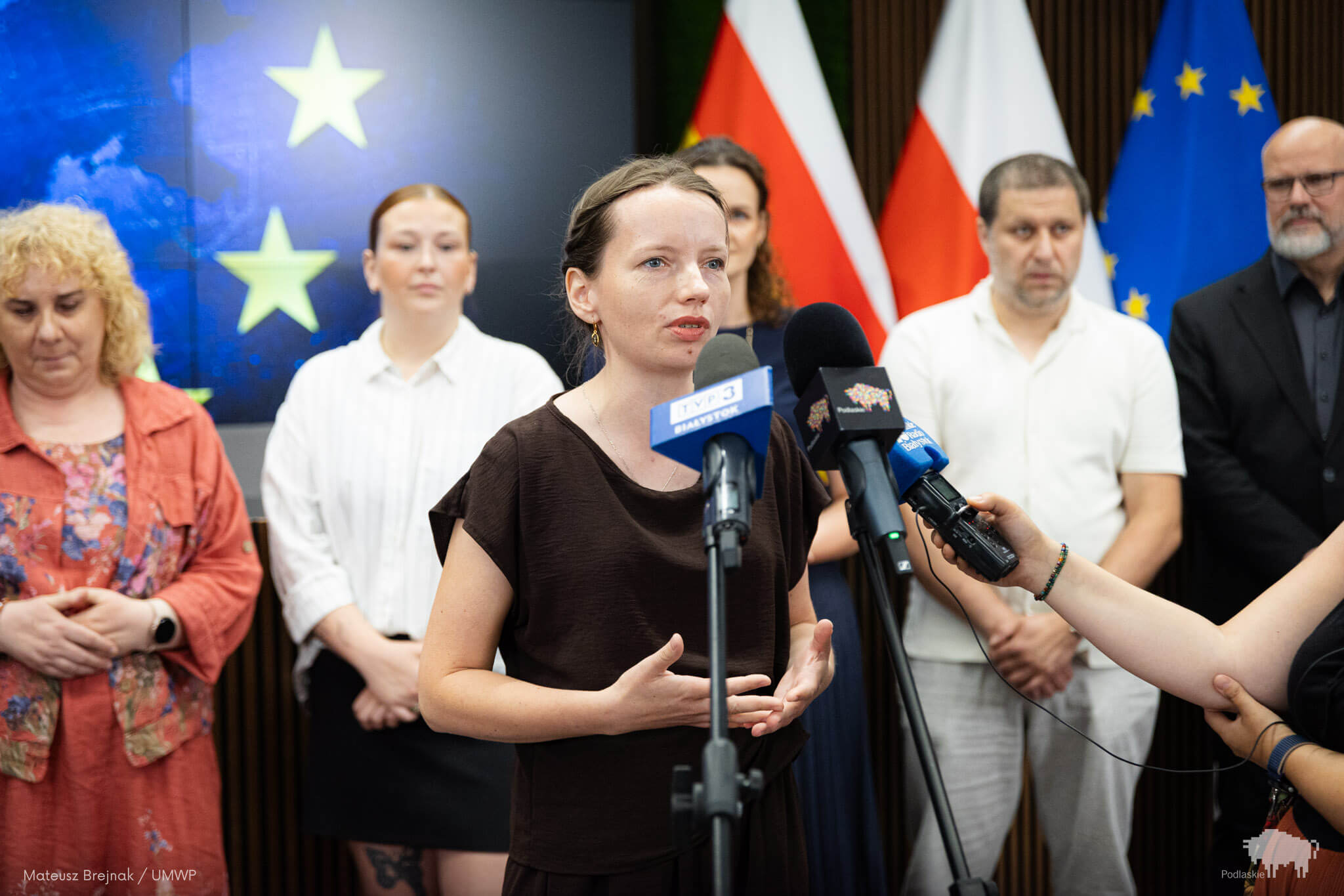 Kobieta zabiera głos podczas konferencji