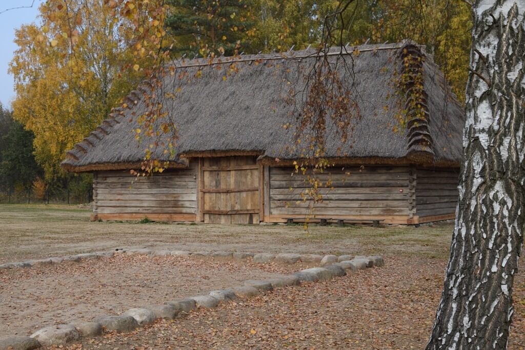 Widok z zewnątrz na stodołę z Redut