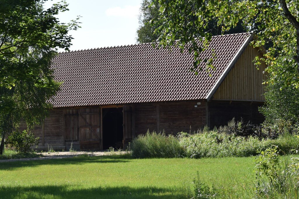 Widok z zewnątrz na stodołę z Czarnej Białostockiej