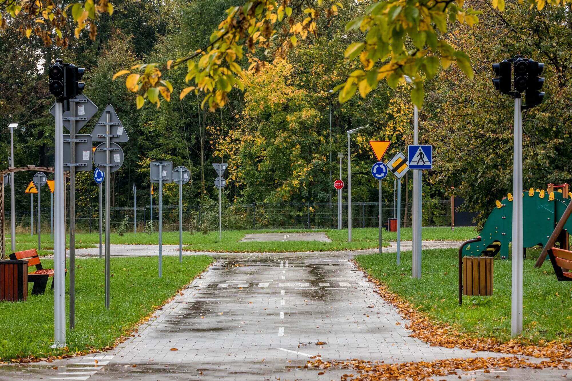 Ulica w miasteczku ruchu drogowego w Sokółce