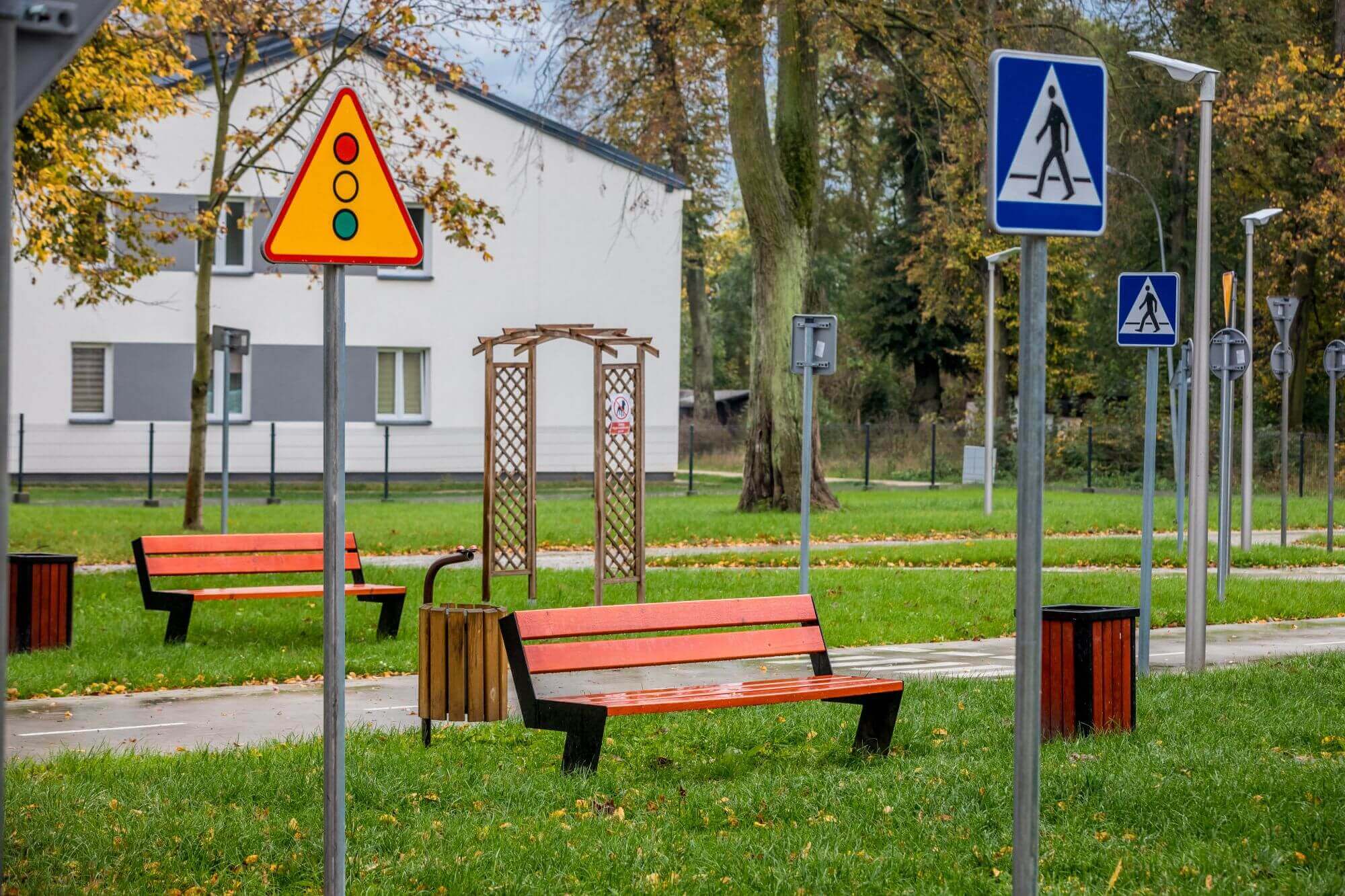 Ławki i altana w miasteczku ruchu drogowego w Sokółce