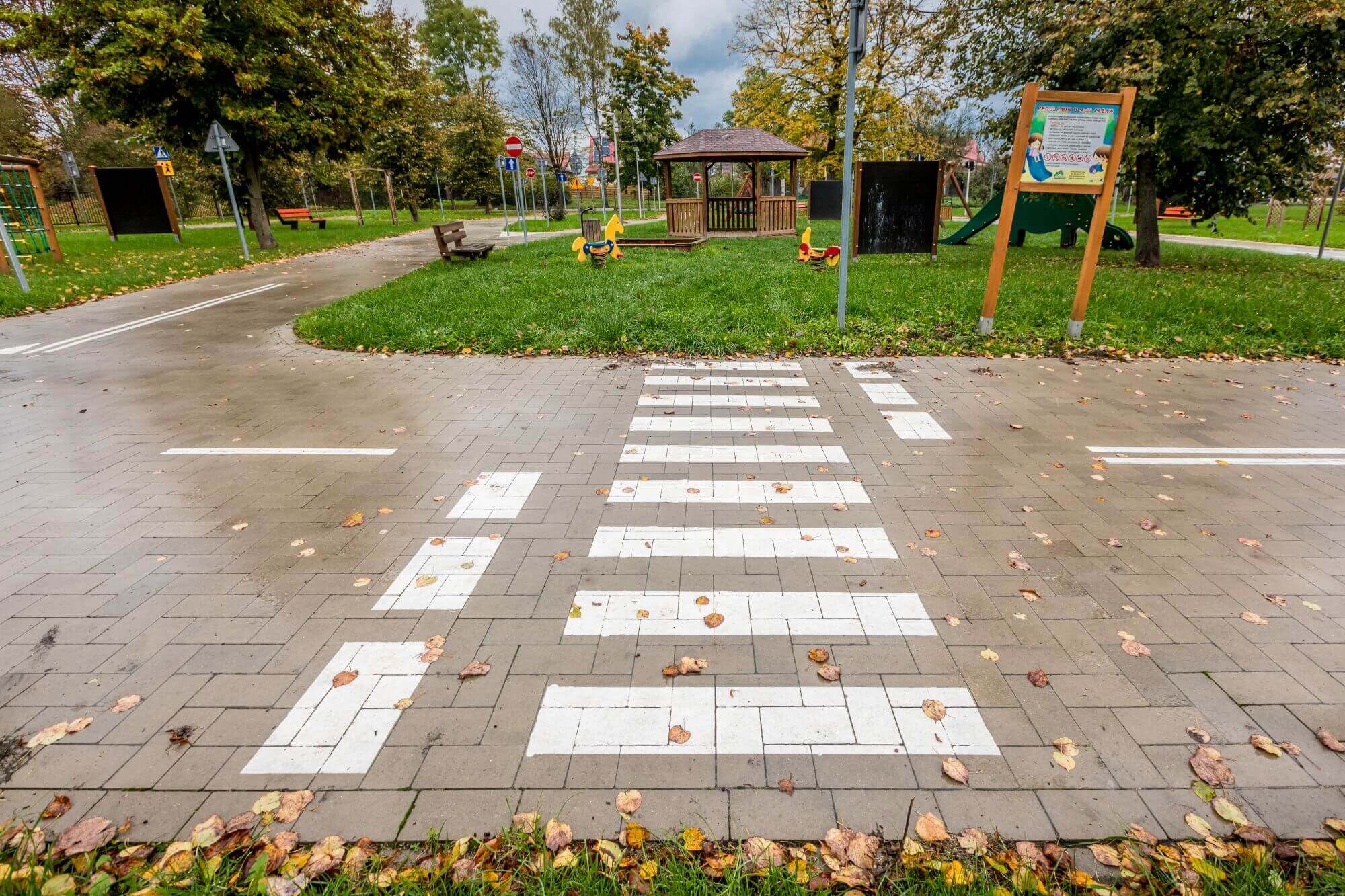 Ulica w miasteczku ruchu drogowego w Sokółce