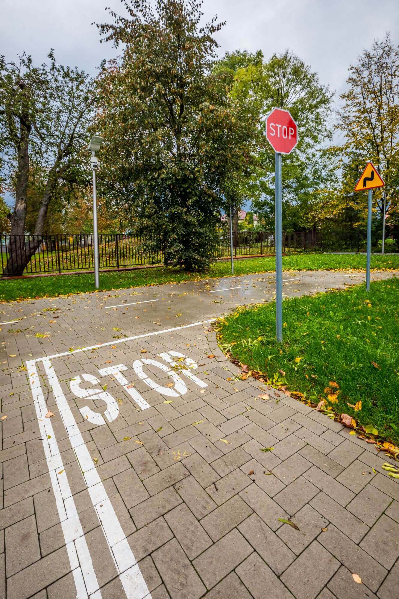 Ulica w miasteczku ruchu drogowego w Sokółce