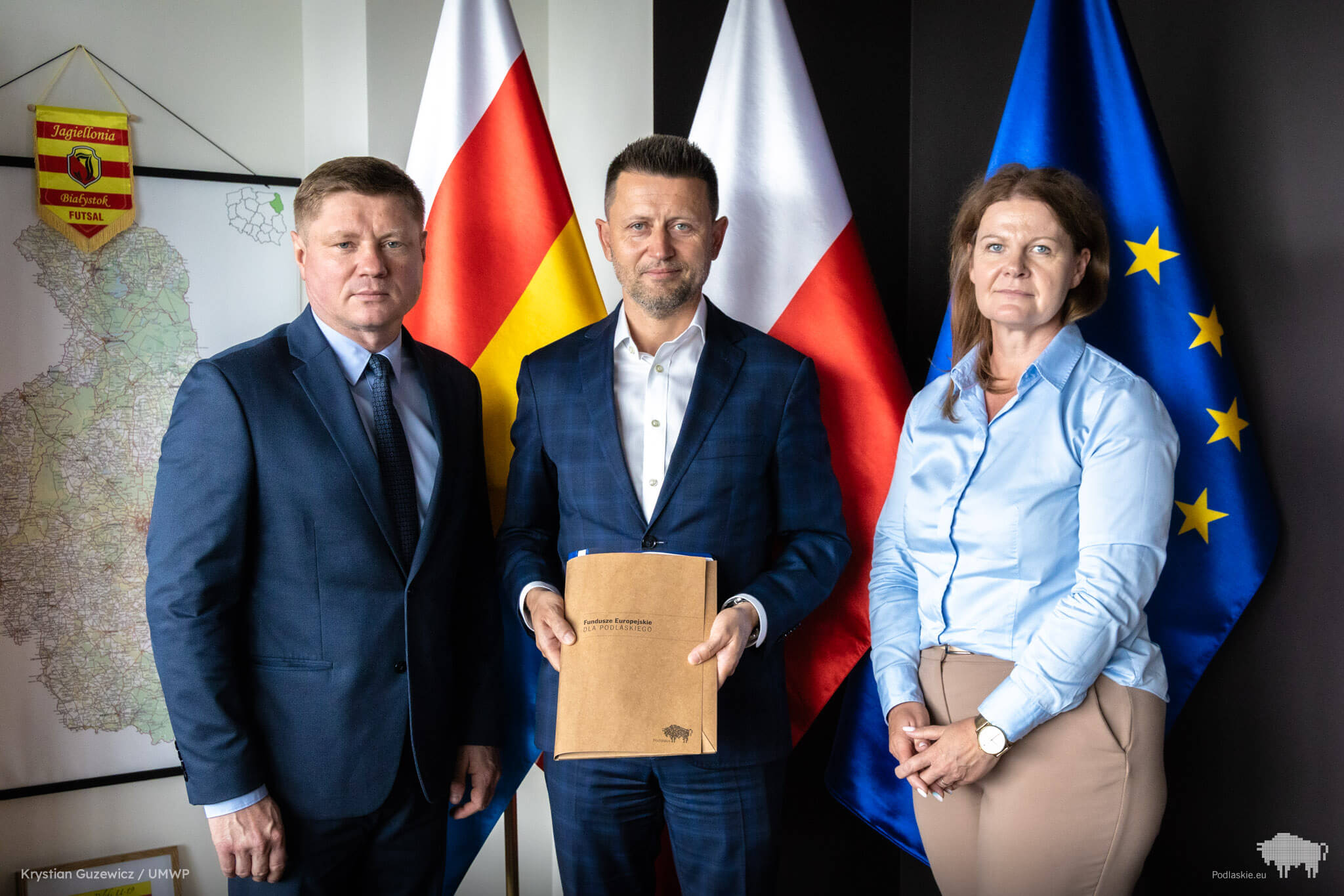 Sygnatariusze umowy pozują do pamiątkowego zdjęcia