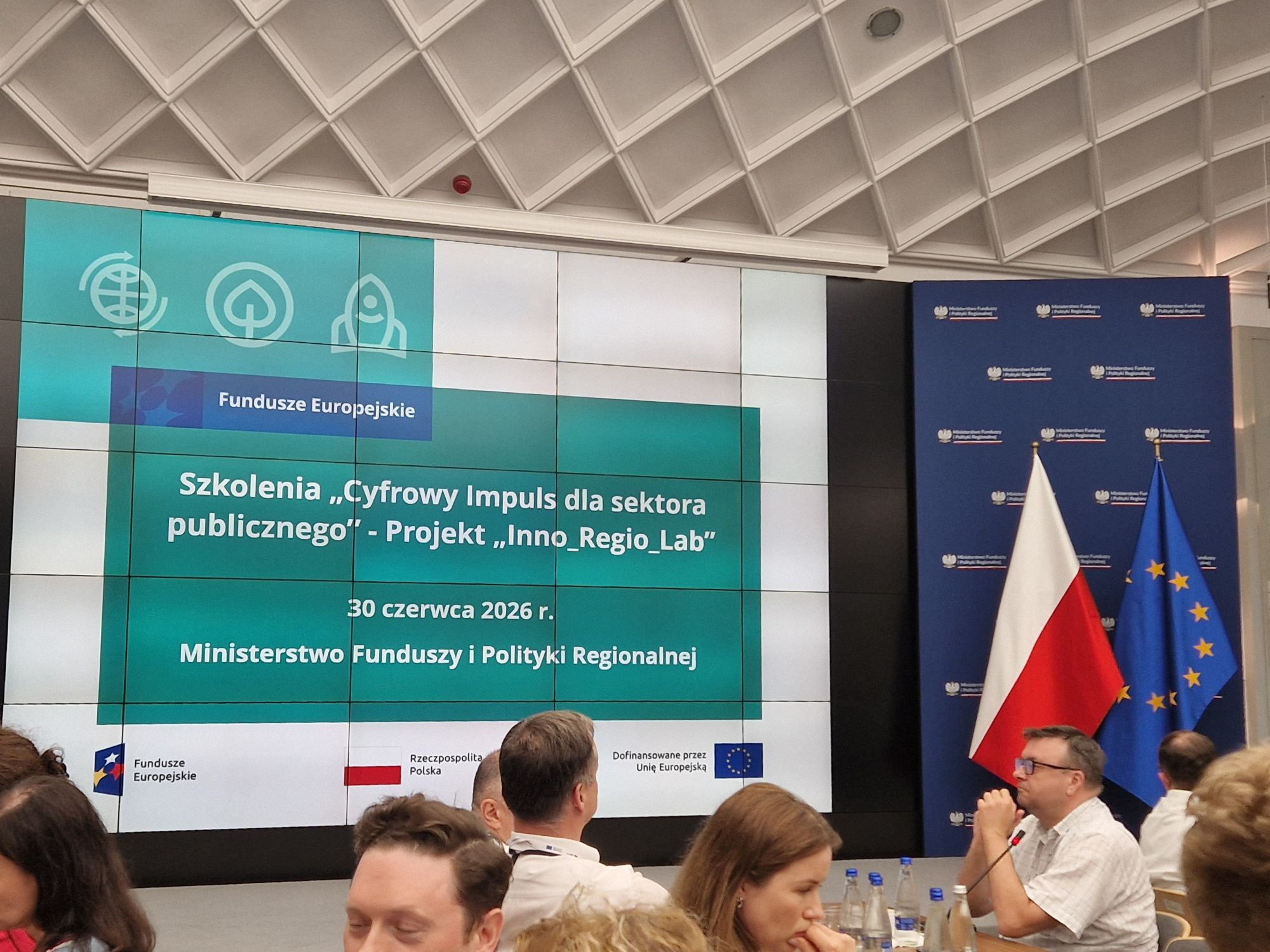 Slajd z prezentacji wyświetla się na telebimie