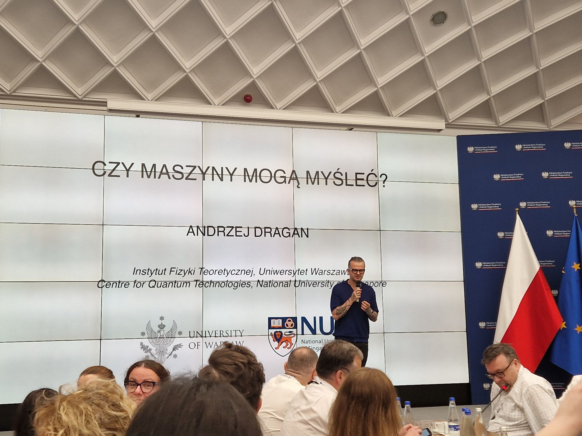 Mężczyzna omawia prezentację