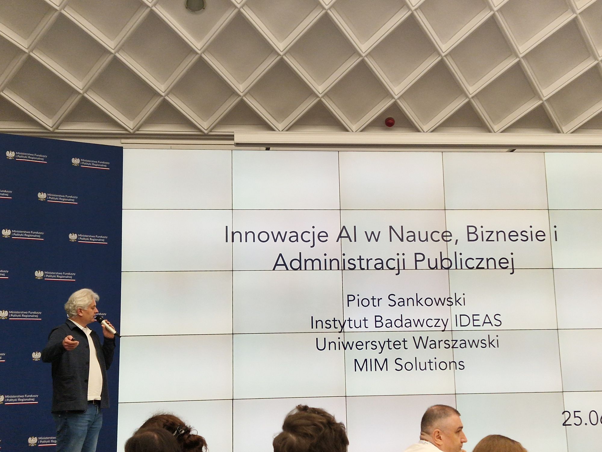 Mężczyzna omawia prezentację