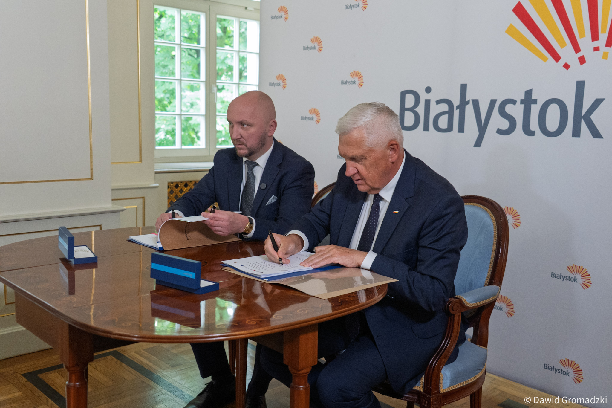 Marszałek Województw i Prezydent miasta Białystok podpisują umowę