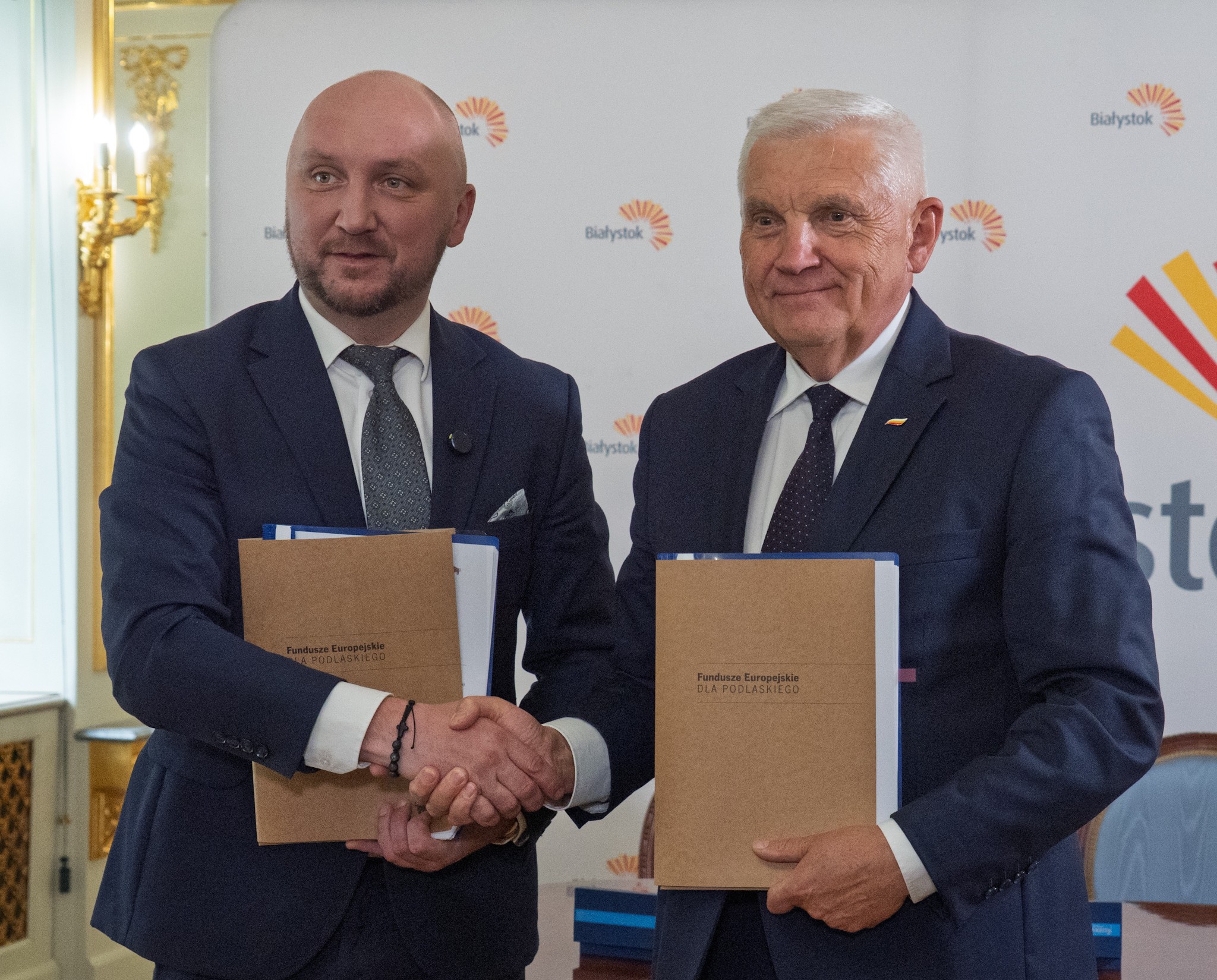 Marszałek Województwa Podlaskiego i Prezydent miasta Białystok po podpisaniu umowy