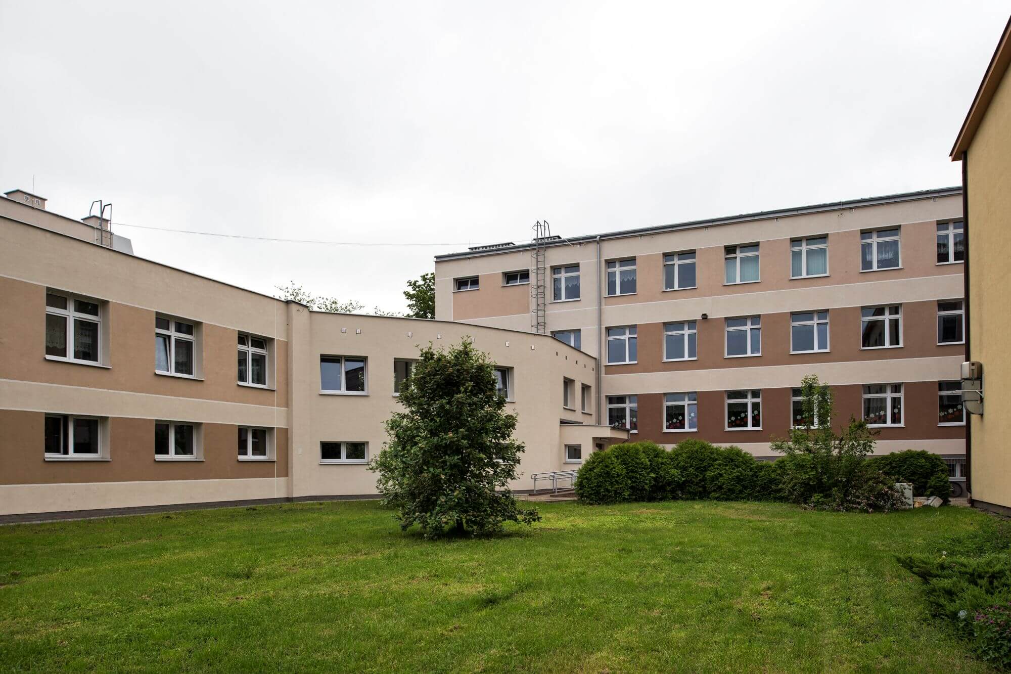 Podwórko i widok na budynek Szkoły Podstawowej nr 3 w Bielsku Podlaskim