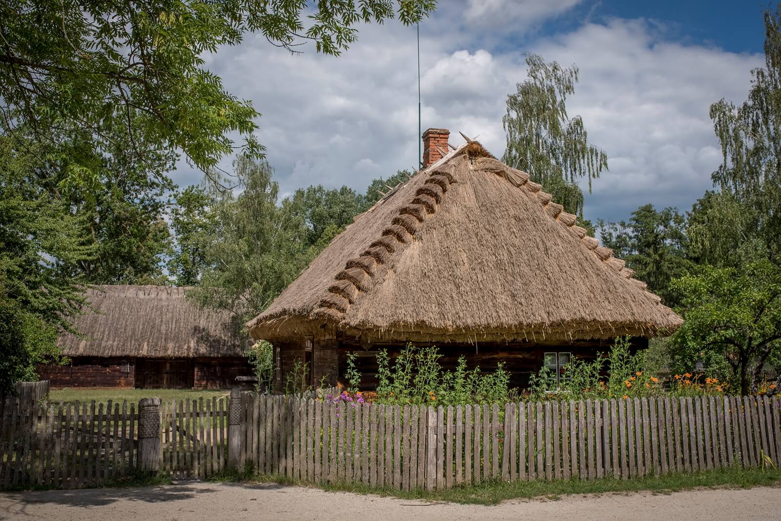 Chata drobnoszlachecka z nowym, słomianym dachem