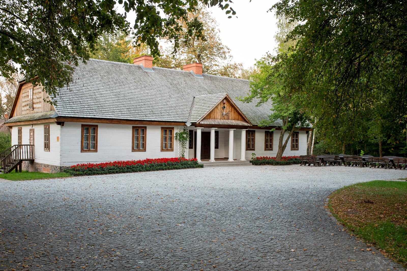 Fragment nowej nawierzchni przed dworem myśliwskim