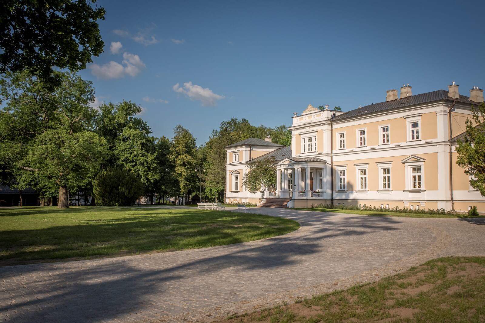 Kostka granitowa przed pałacem