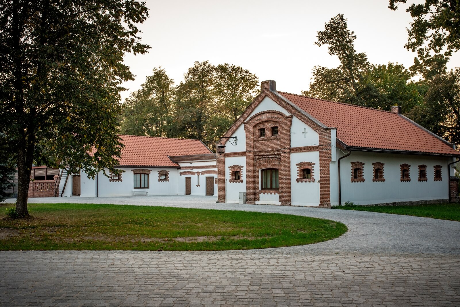 Nowa elewacja zabytkowej stajni która jest siedzibą Muzeum Weterynarii