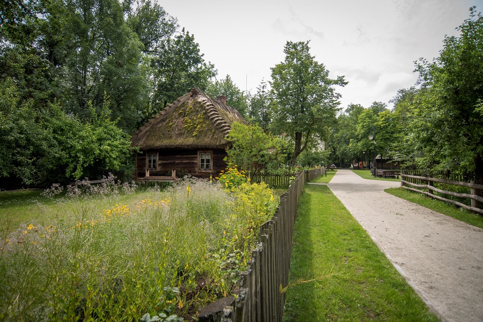 Nowa nawierzchnia w skansenie wykonaną z kruszywa krzemowego