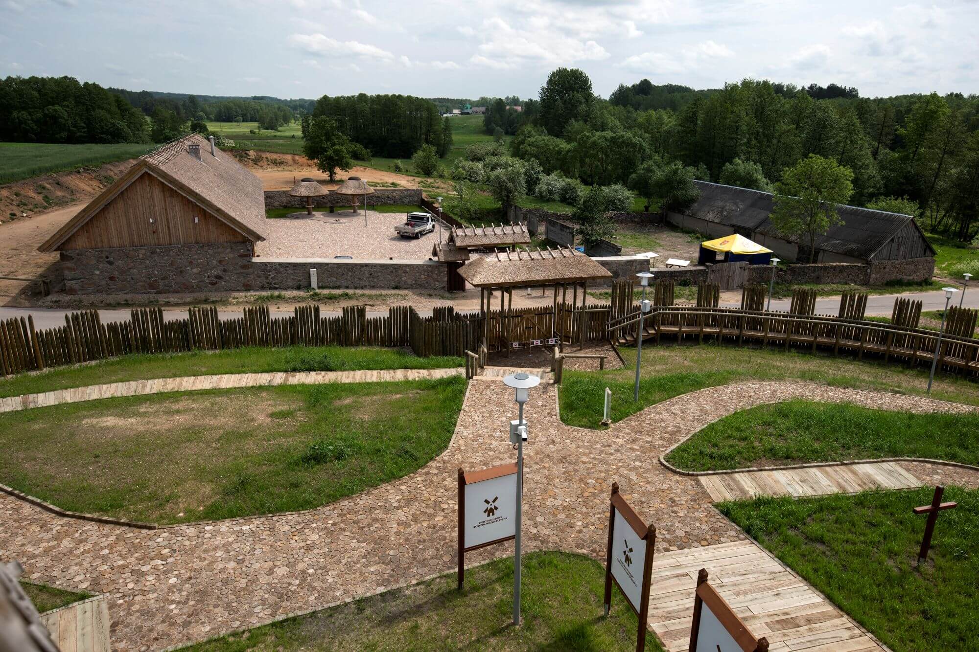 Widok z góry na alejki i obiekty w parku