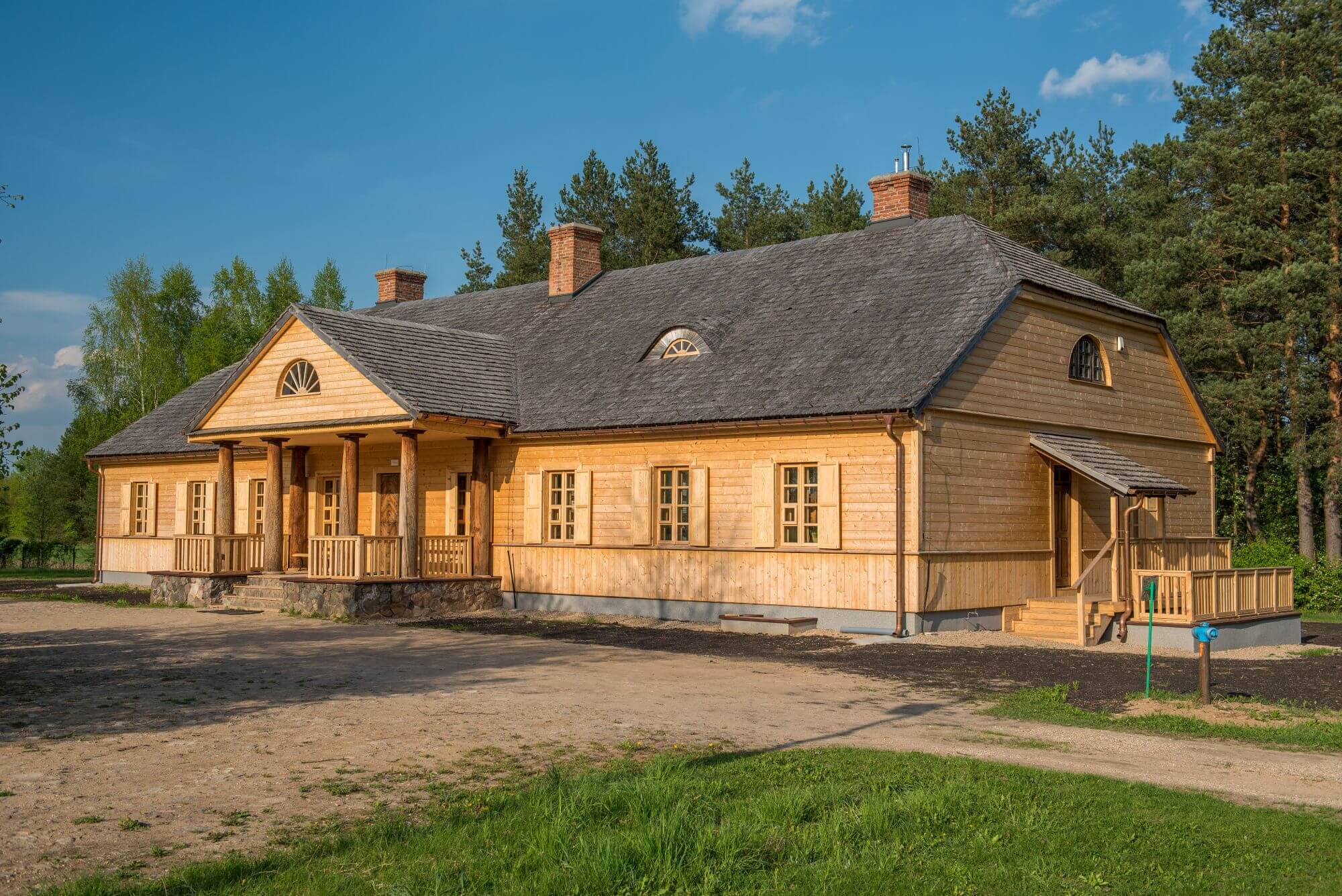 Odrestaurowany zabytkowy drewniany dwór