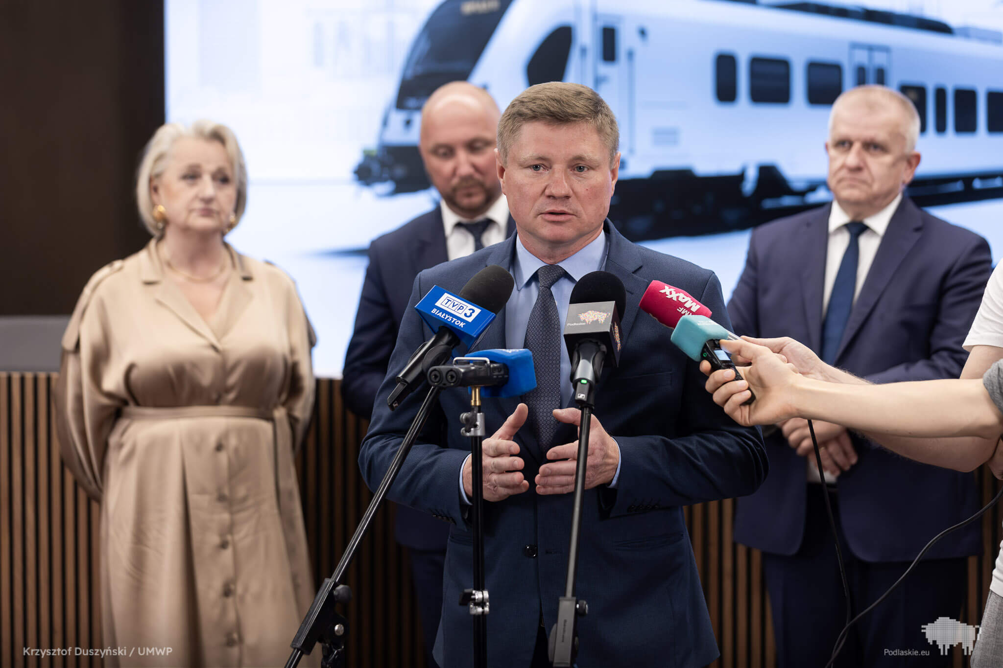 Wicemarszałek Marek Malinowski przemawia podczas konferencji prasowej