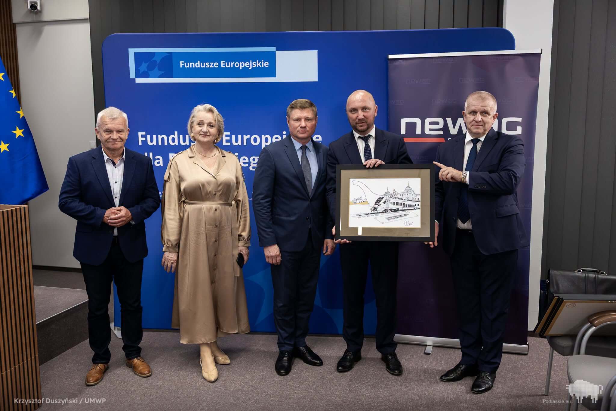 Sygnatariusze umowy pozują do pamiątkowego zdjęcia