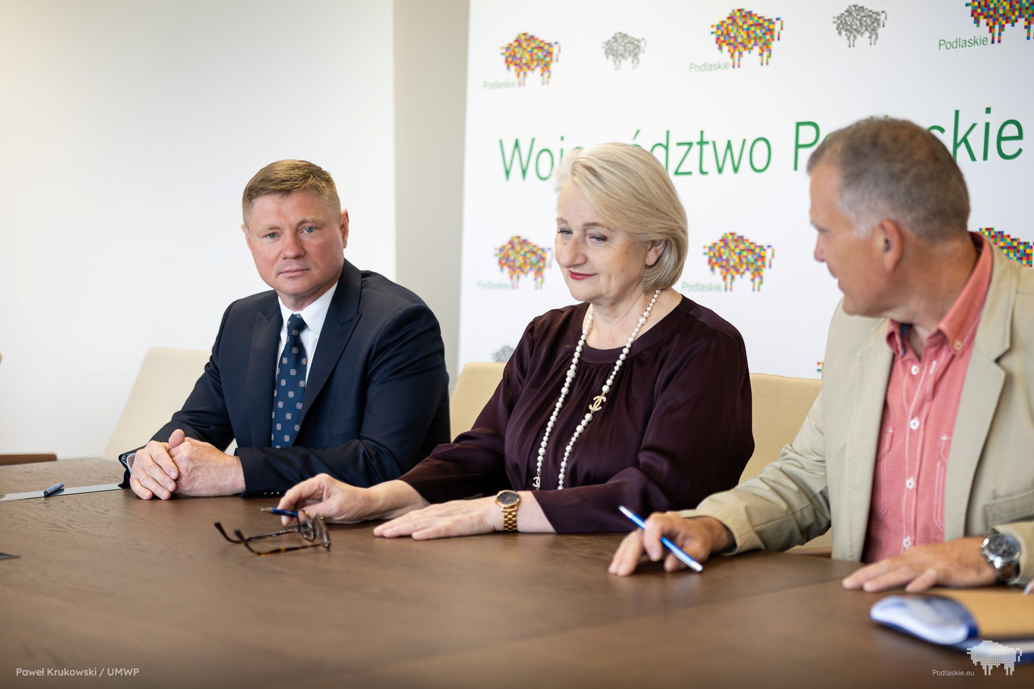 Grupa osób pozuje do pamiątkowego zdjęcia.