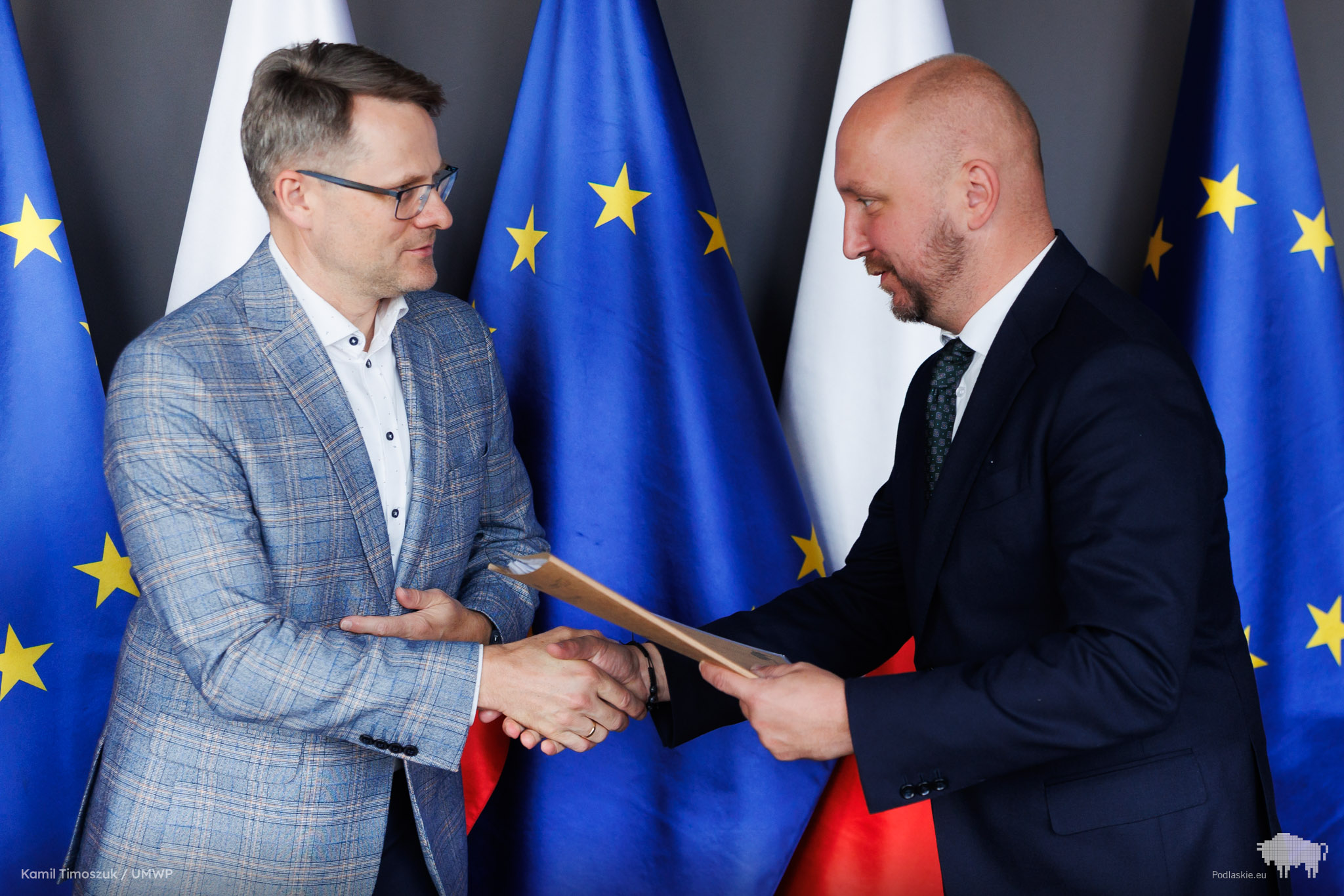 Grupa osób pozuje do pamiątkowego zdjęcia.