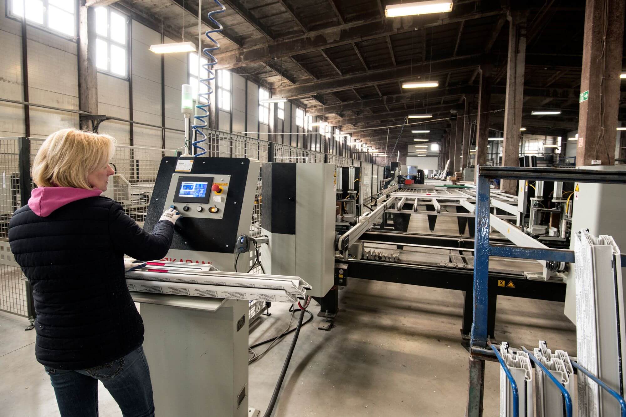 Pracownica firmy Atlant steruje linią technologiczną