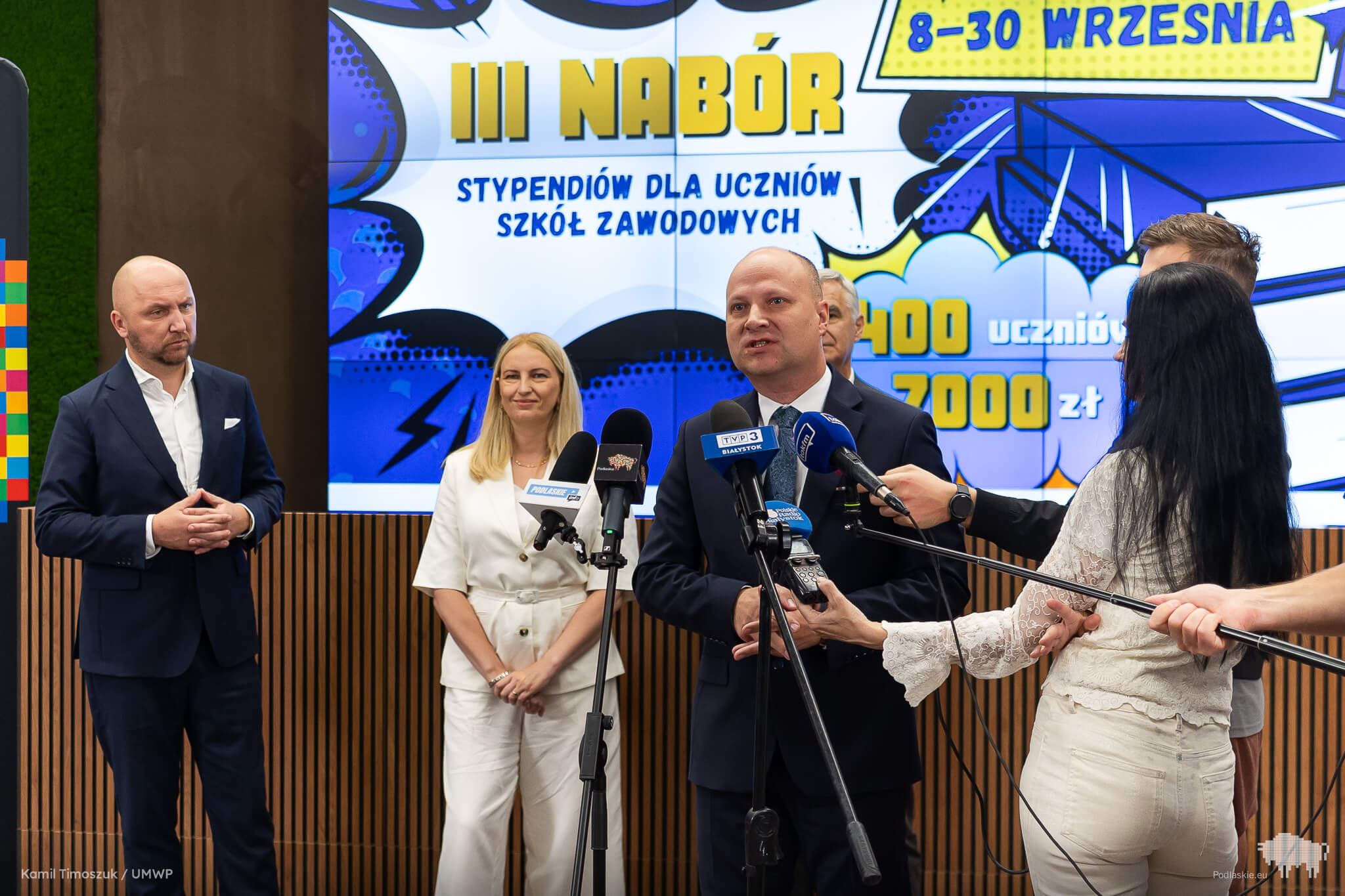 Mężczyzna mówi do mikrofonu