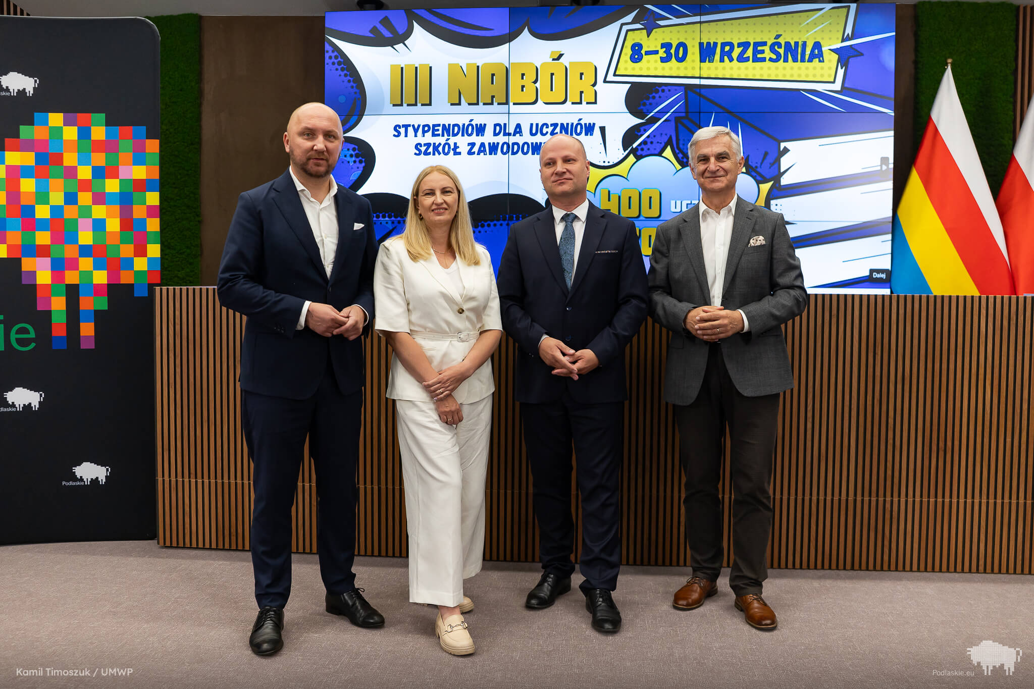 Uczestnicy konferencji prasowej pozują do wspólnego zdjęcia