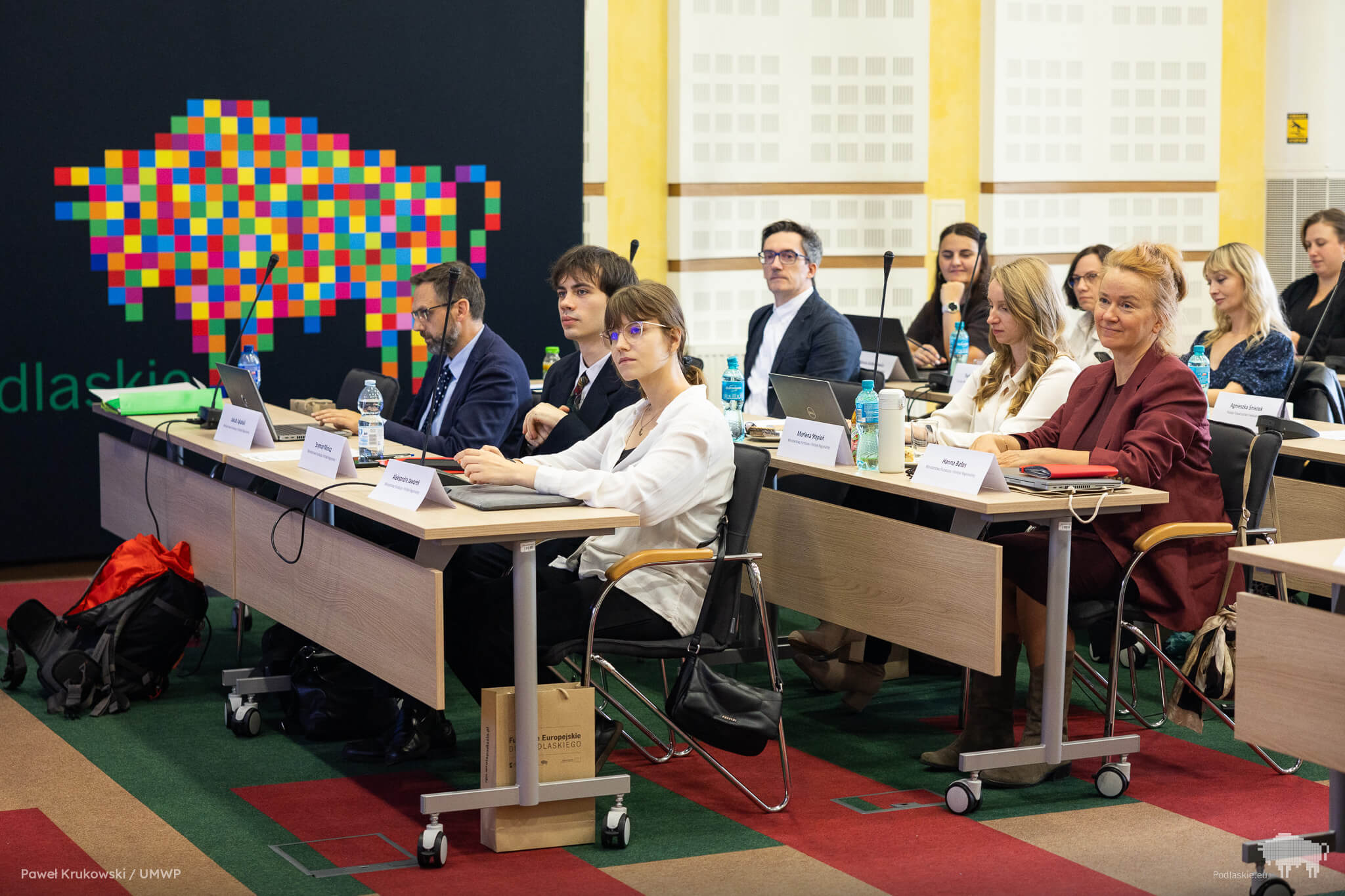 Grupa osób na sali konferencyjnej