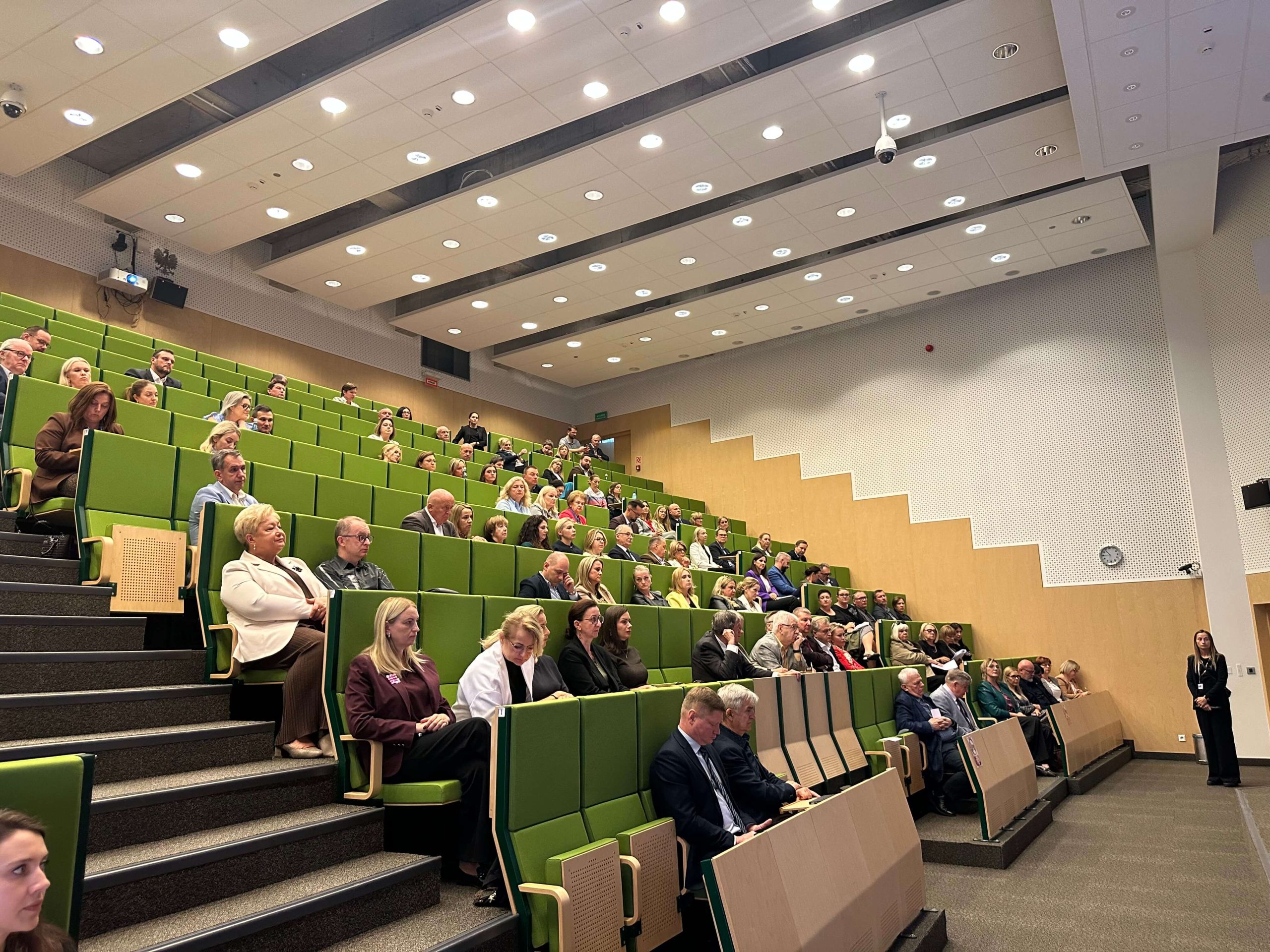 Uczestnicy spotkania siedzą na sali konferencyjnej