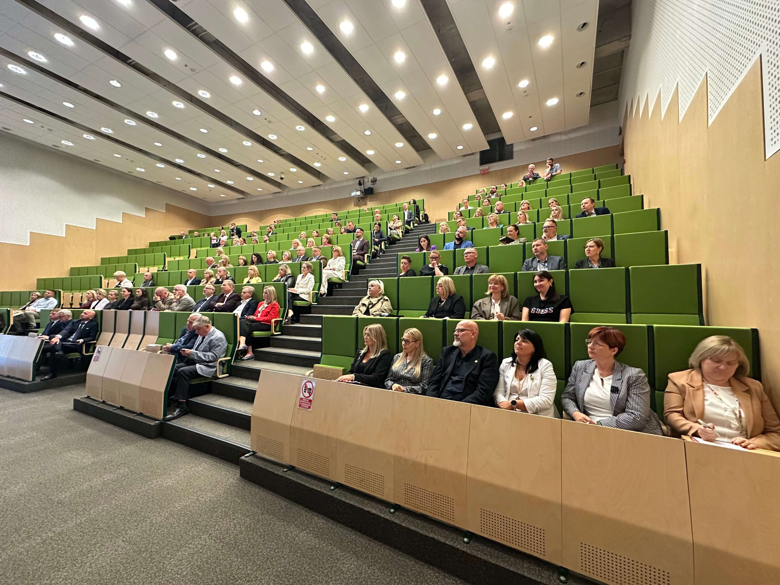 Uczestnicy spotkania siedzą na sali konferencyjnej