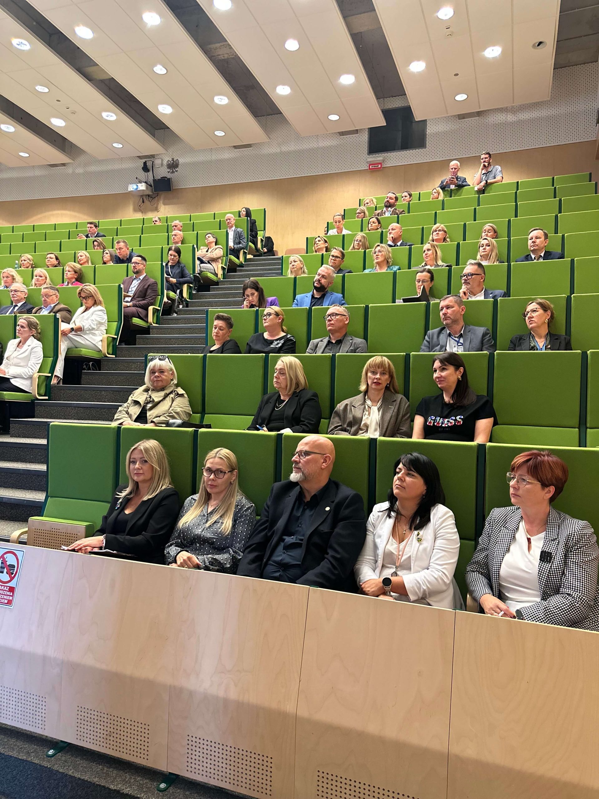 Uczestnicy spotkania siedzą na sali konferencyjnej