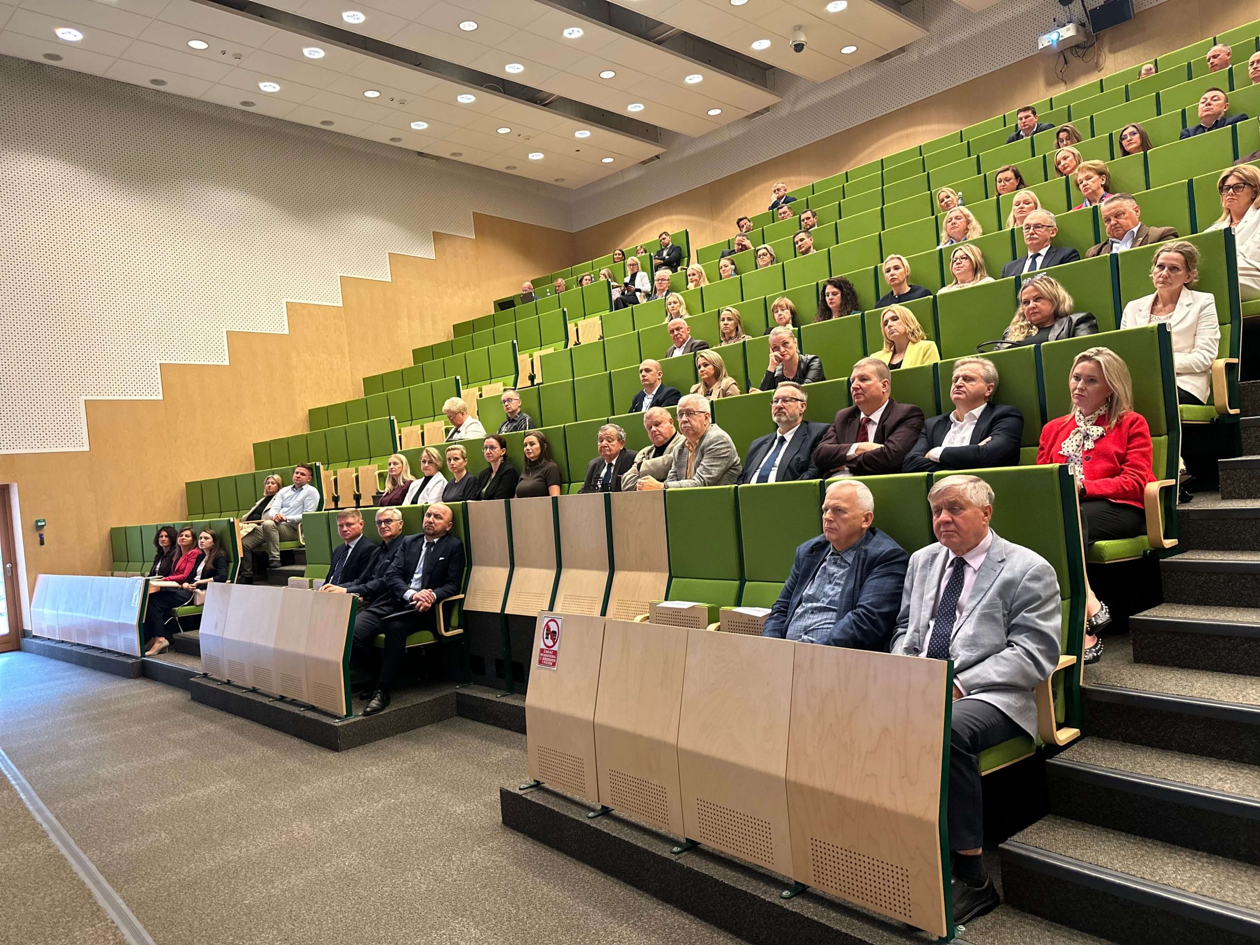 Uczestnicy spotkania siedzą na sali konferencyjnej