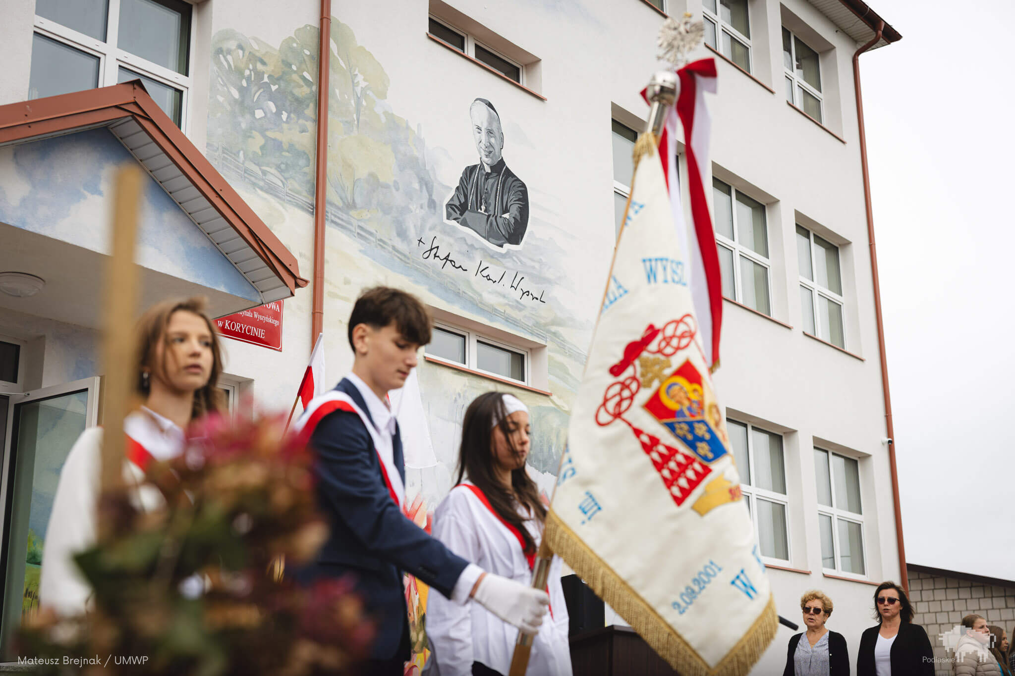 Sztandar szkoły na tle budynku szkoły