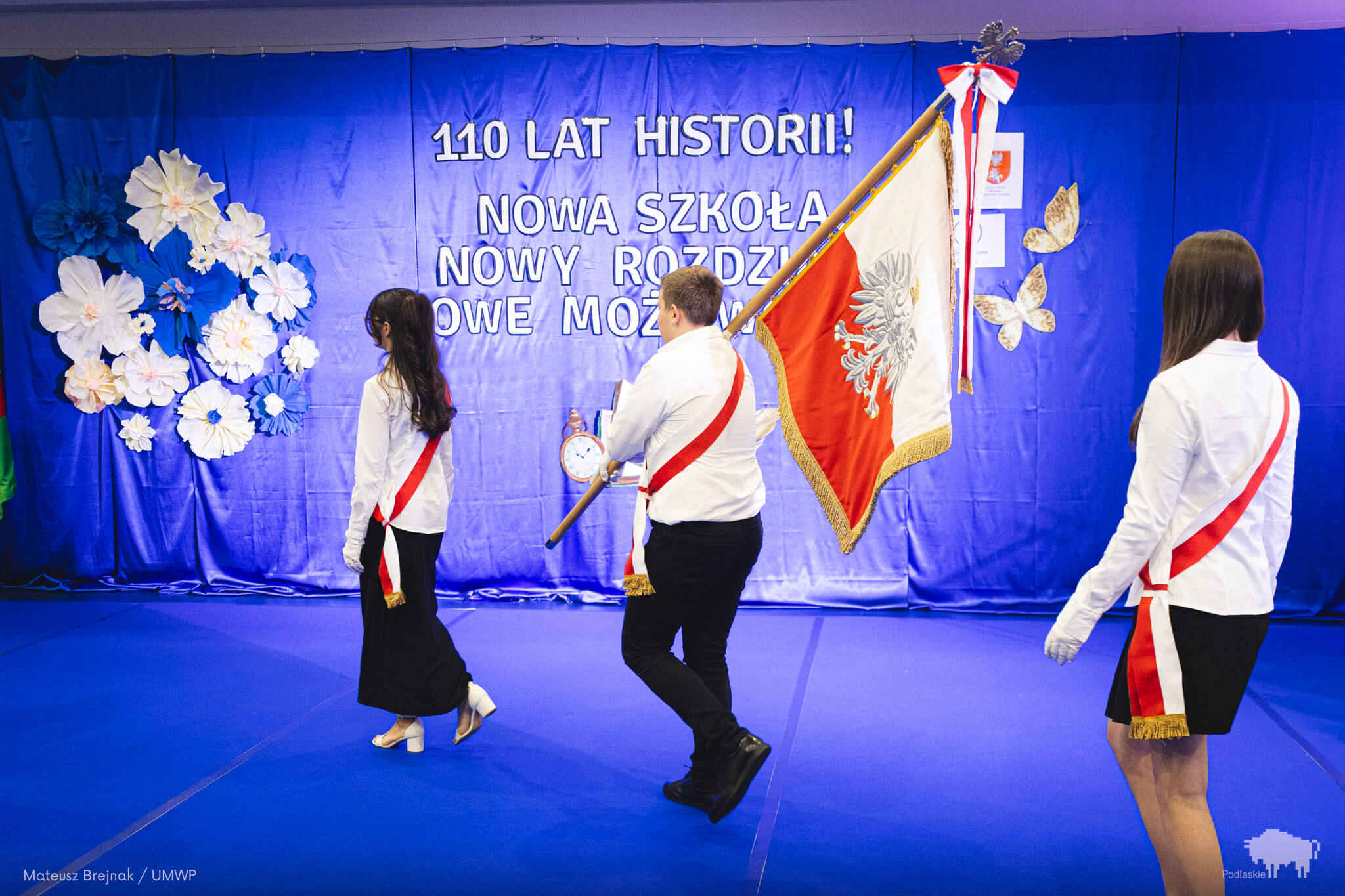 Sztandar szkoły na tle dekoracji