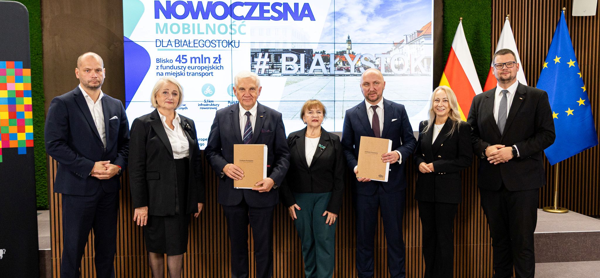 Grupa osób pozuje do pamiątkowego zdjęcia.