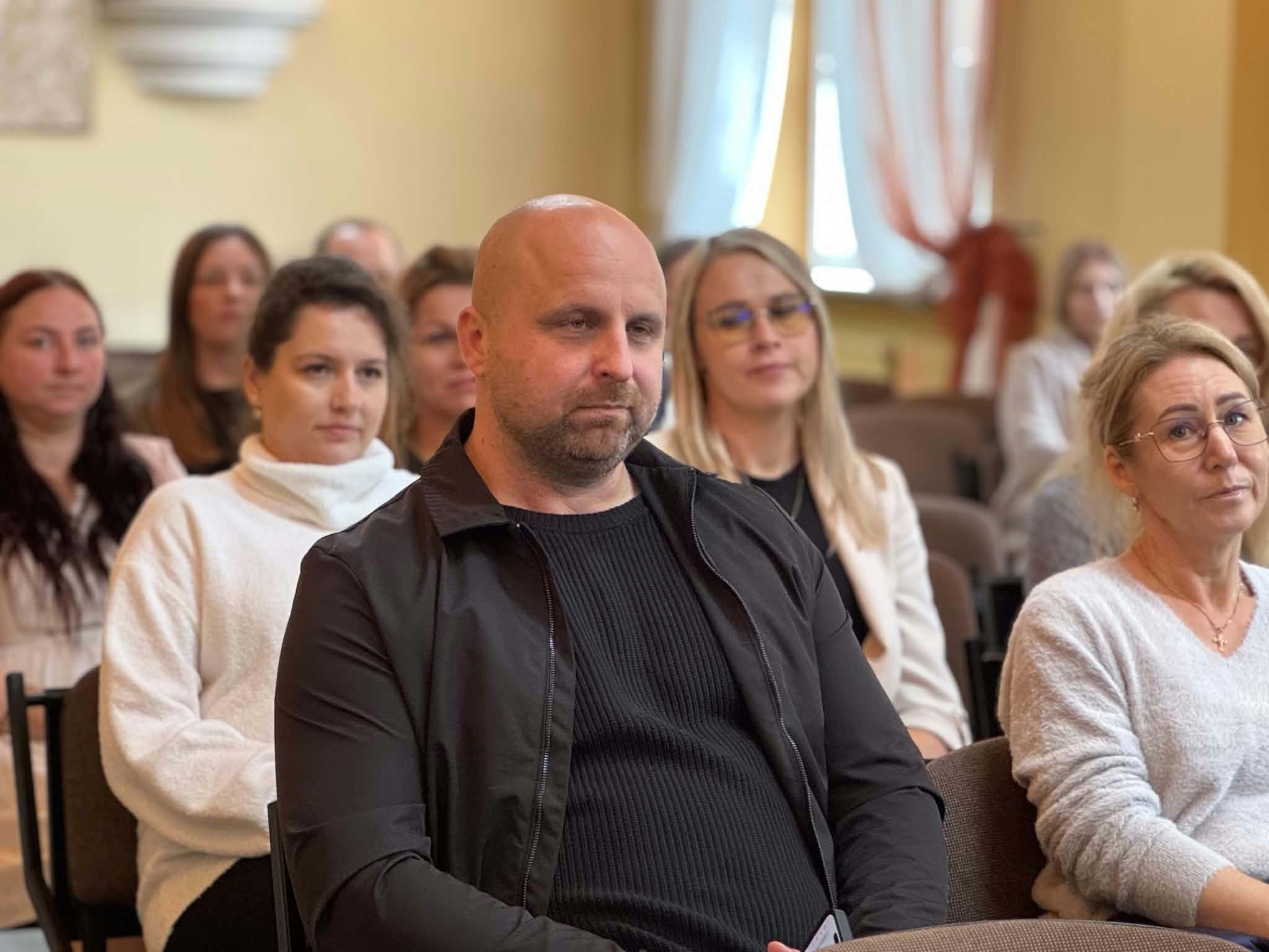 Grupa osób uczestniczących w spotkaniu