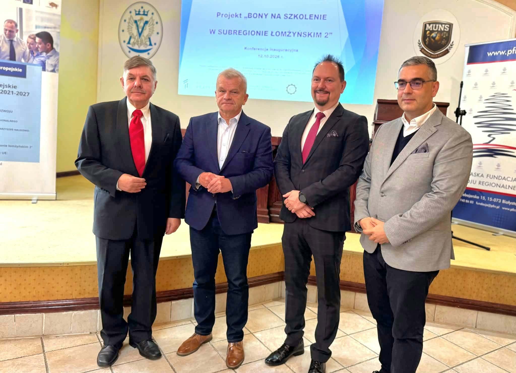 Grupa osób pozuje do pamiątkowego zdjęcia.