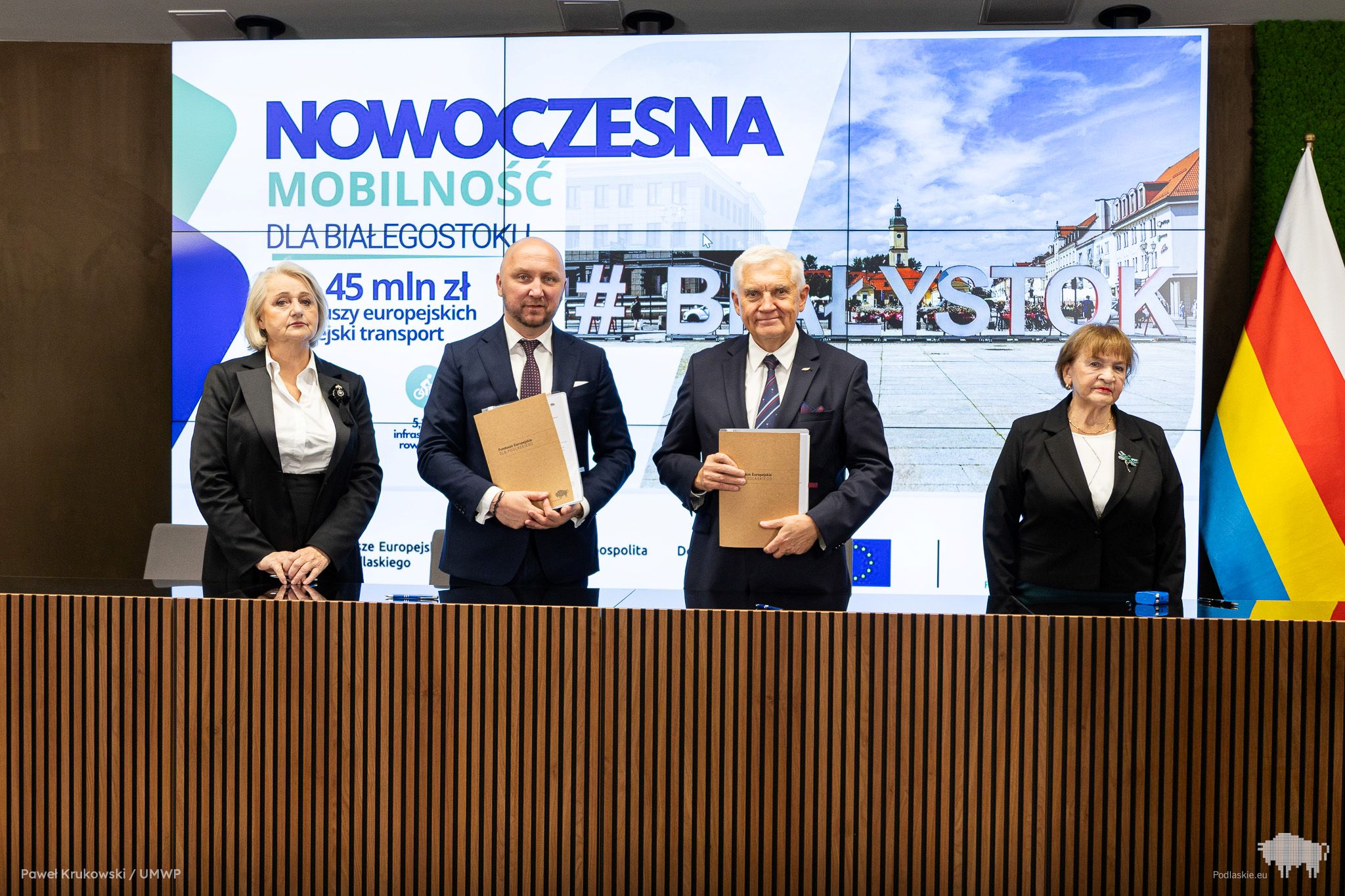 Grupa osób pozuje do pamiątkowego zdjęcia.