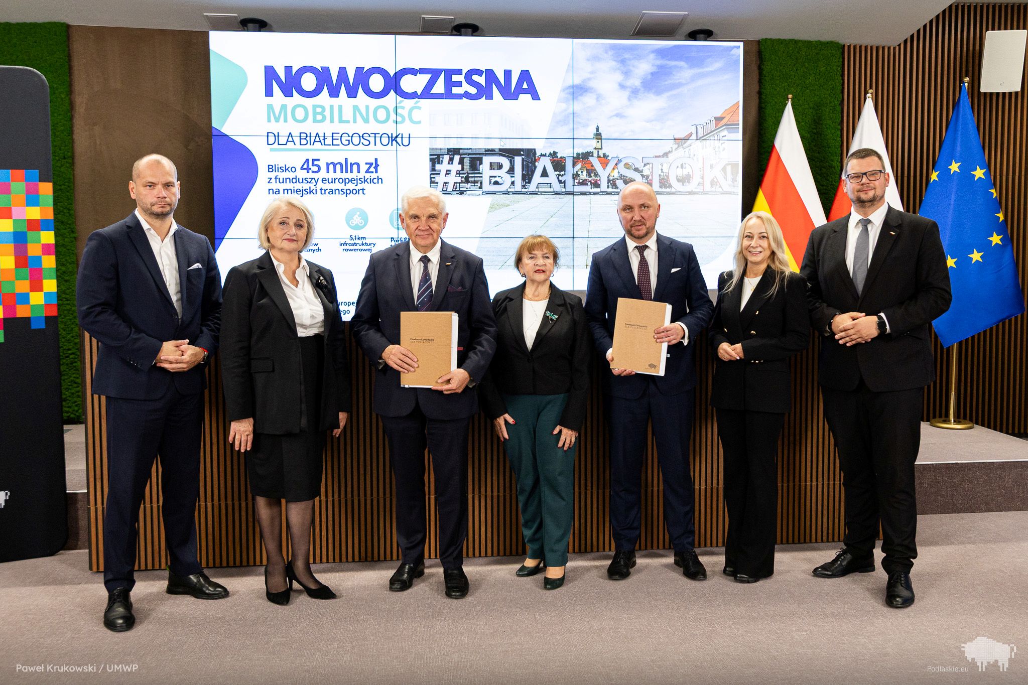 Grupa osób pozuje do pamiątkowego zdjęcia.