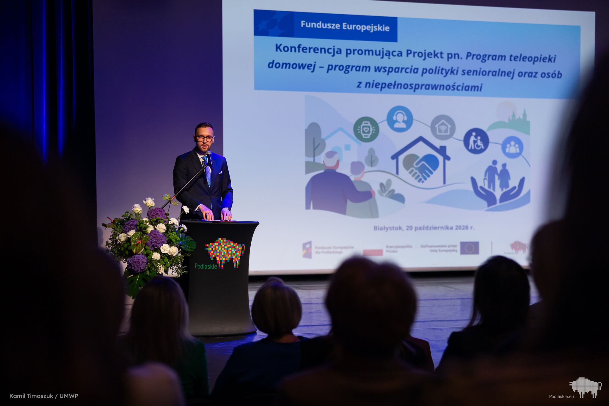 Mężczyzna mówi do mikrofonu podczas konferencji