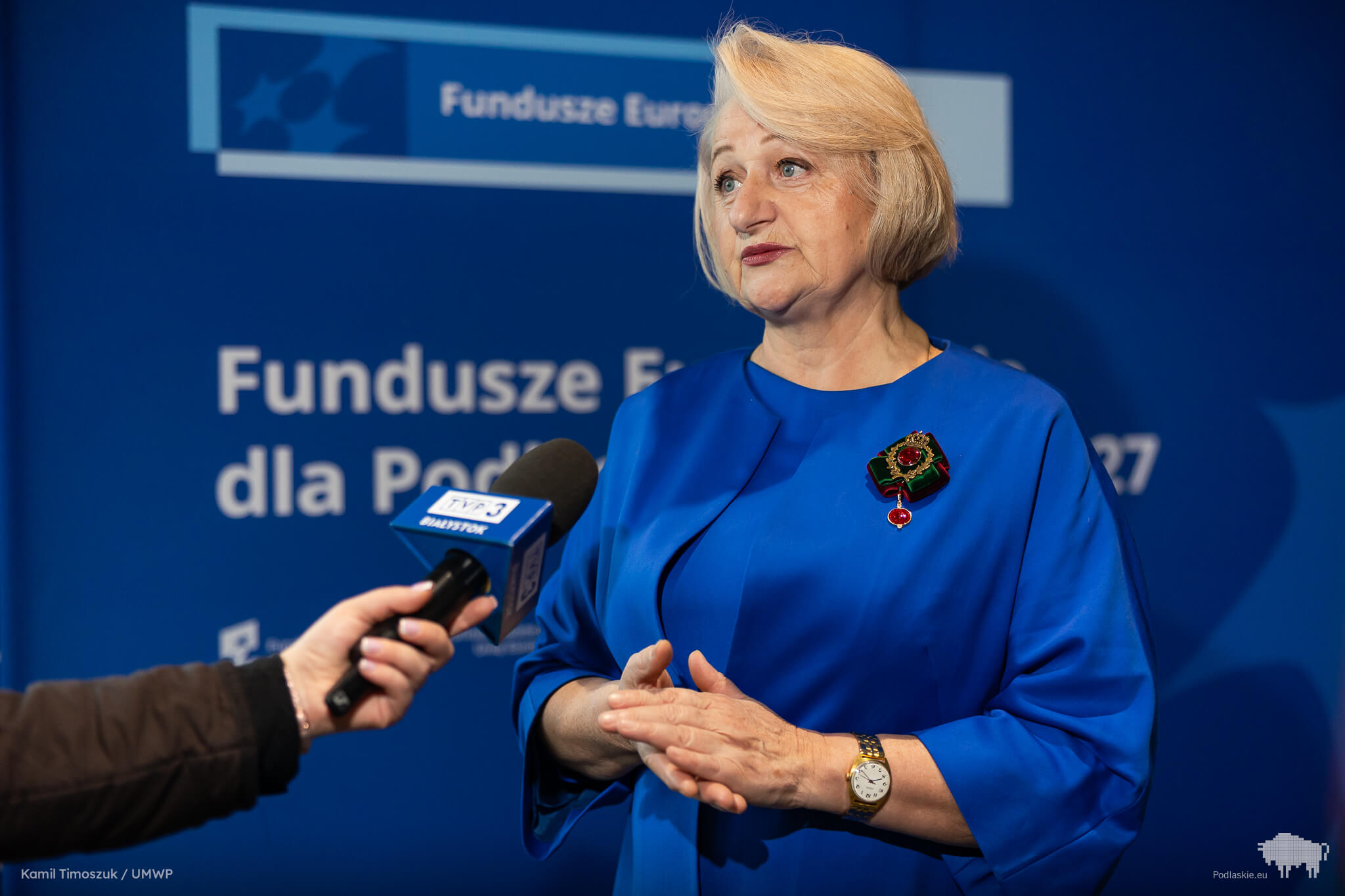 Wicemarszałek Wiesława Burnos mówi do mikrofonu