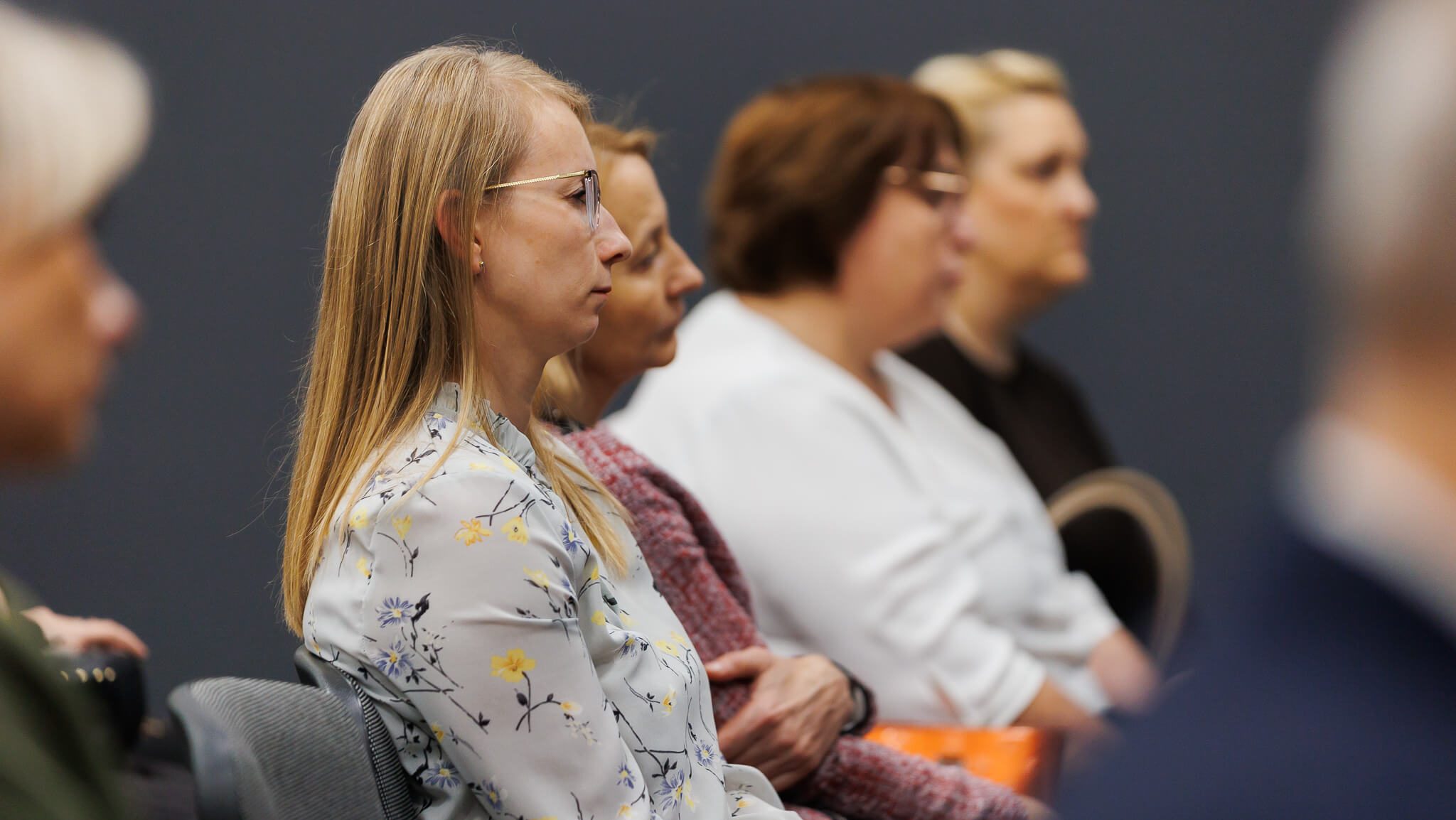 Uczestnicy spotkania siedzą na sali konferencyjnej