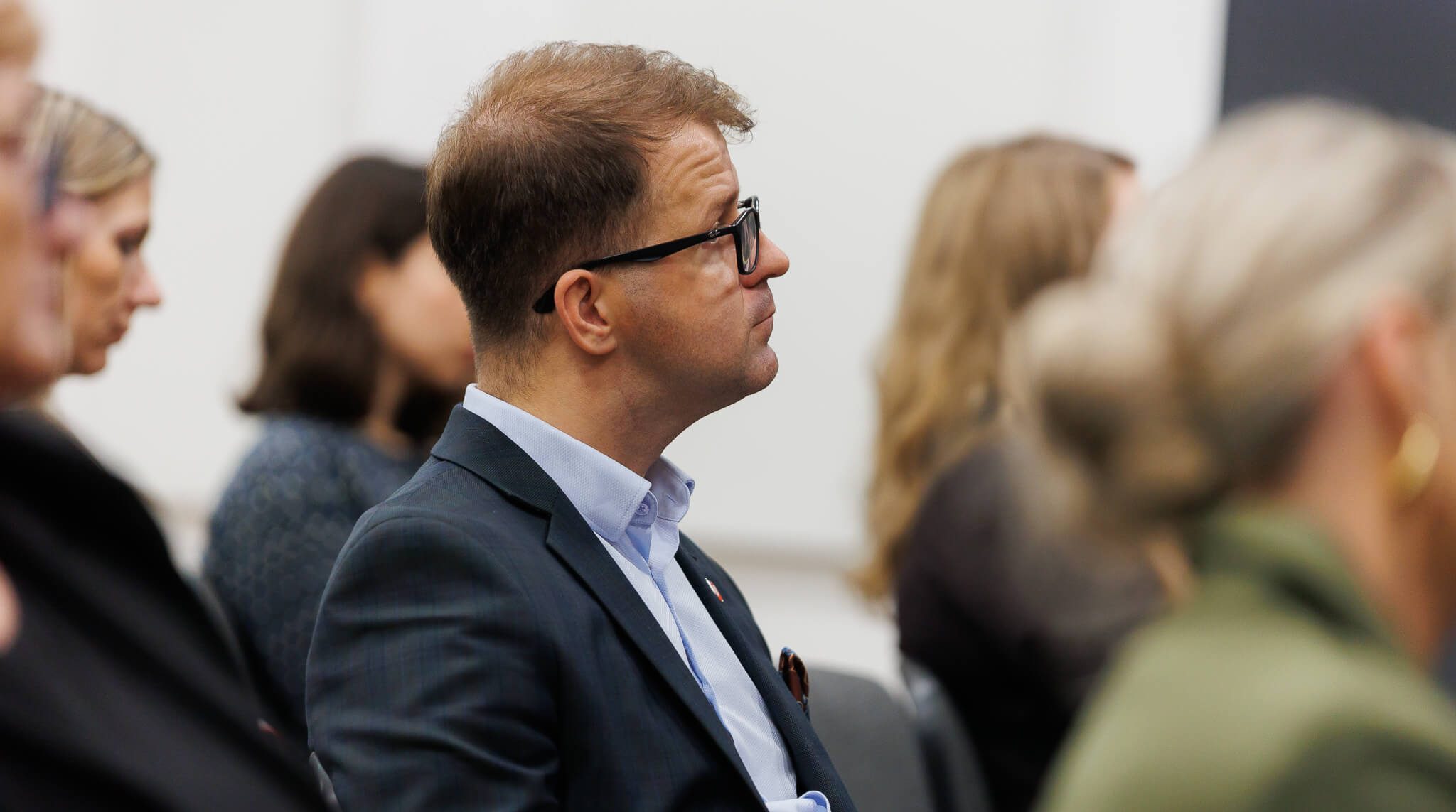 Uczestnicy spotkania siedzą na sali konferencyjnej