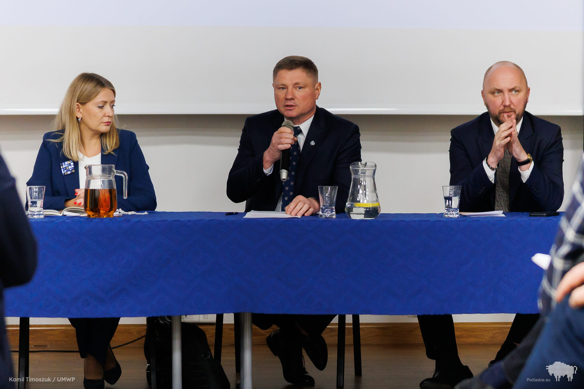 Przedstawiciele urzędu marszałkowskiego siedzą przy stole prezydialnym