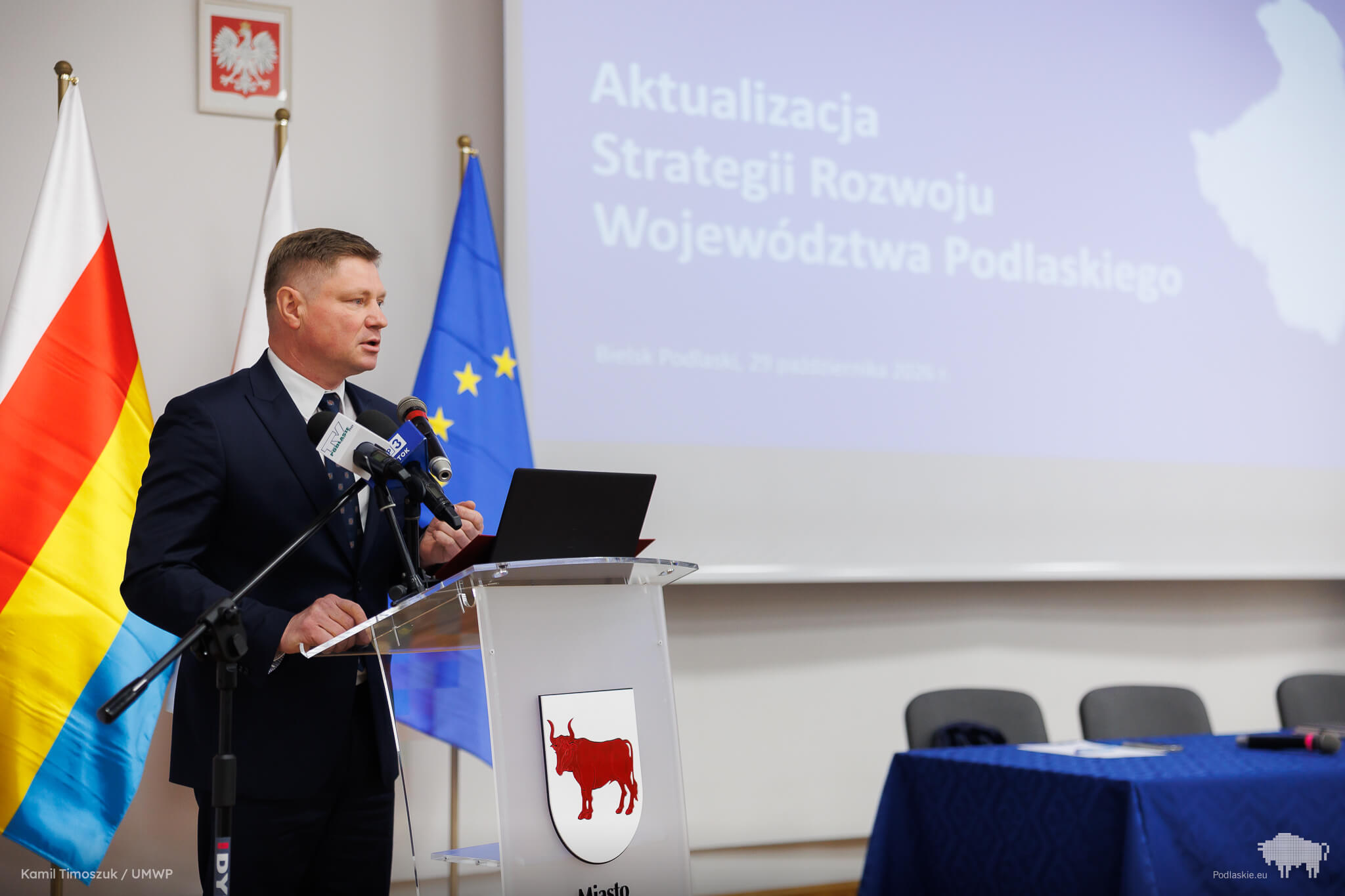 Wicemarszałek Marek Malinowski przemawia podczas konferencji prasowej