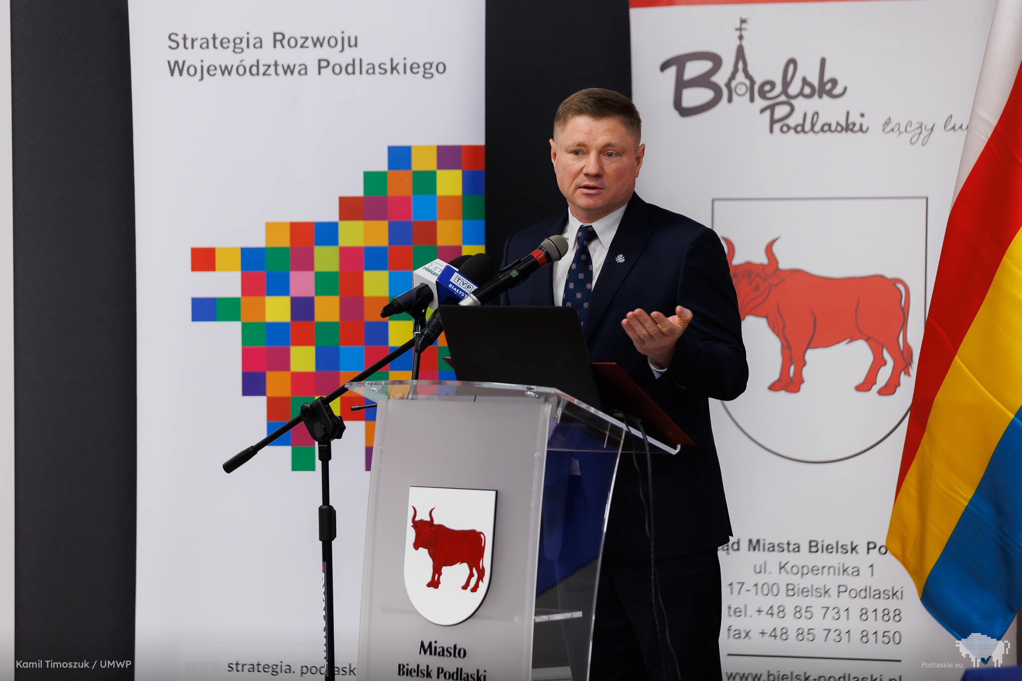 Wicemarszałek Marek Malinowski przemawia podczas konferencji prasowej